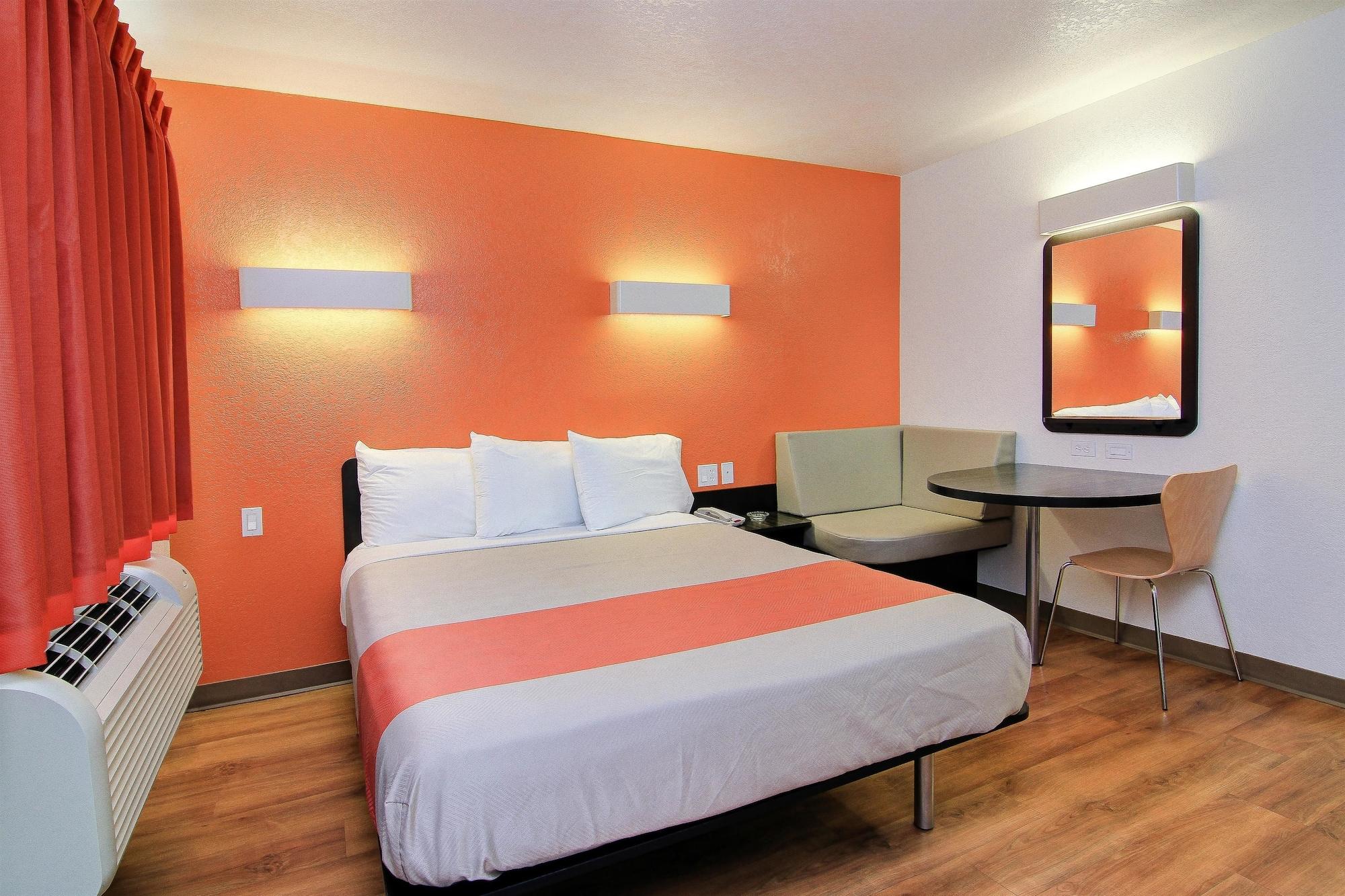 6 Old Town Fashion Square Hotel 2*