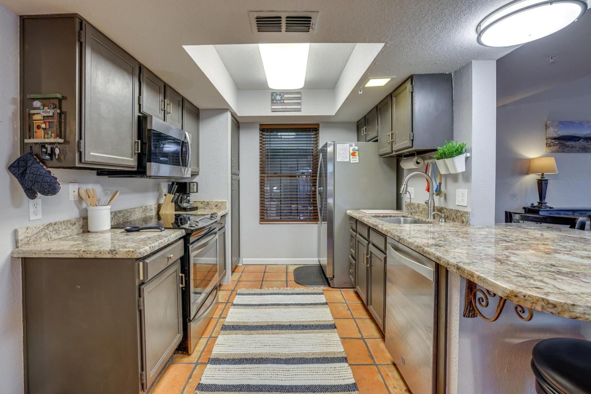 Apartment With Community Pool Walk To Park!