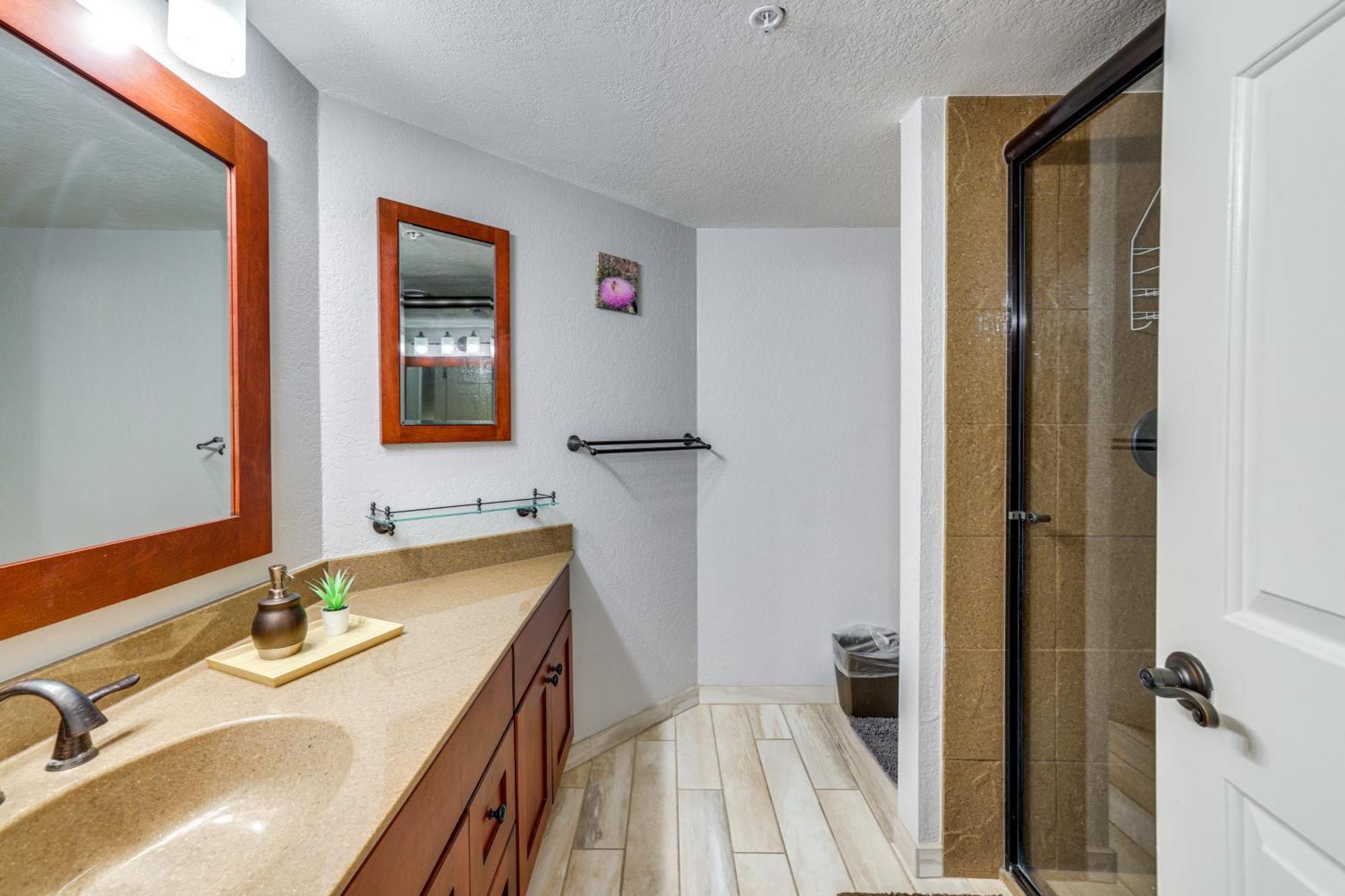 Apartment With Community Pool Walk To Park! *