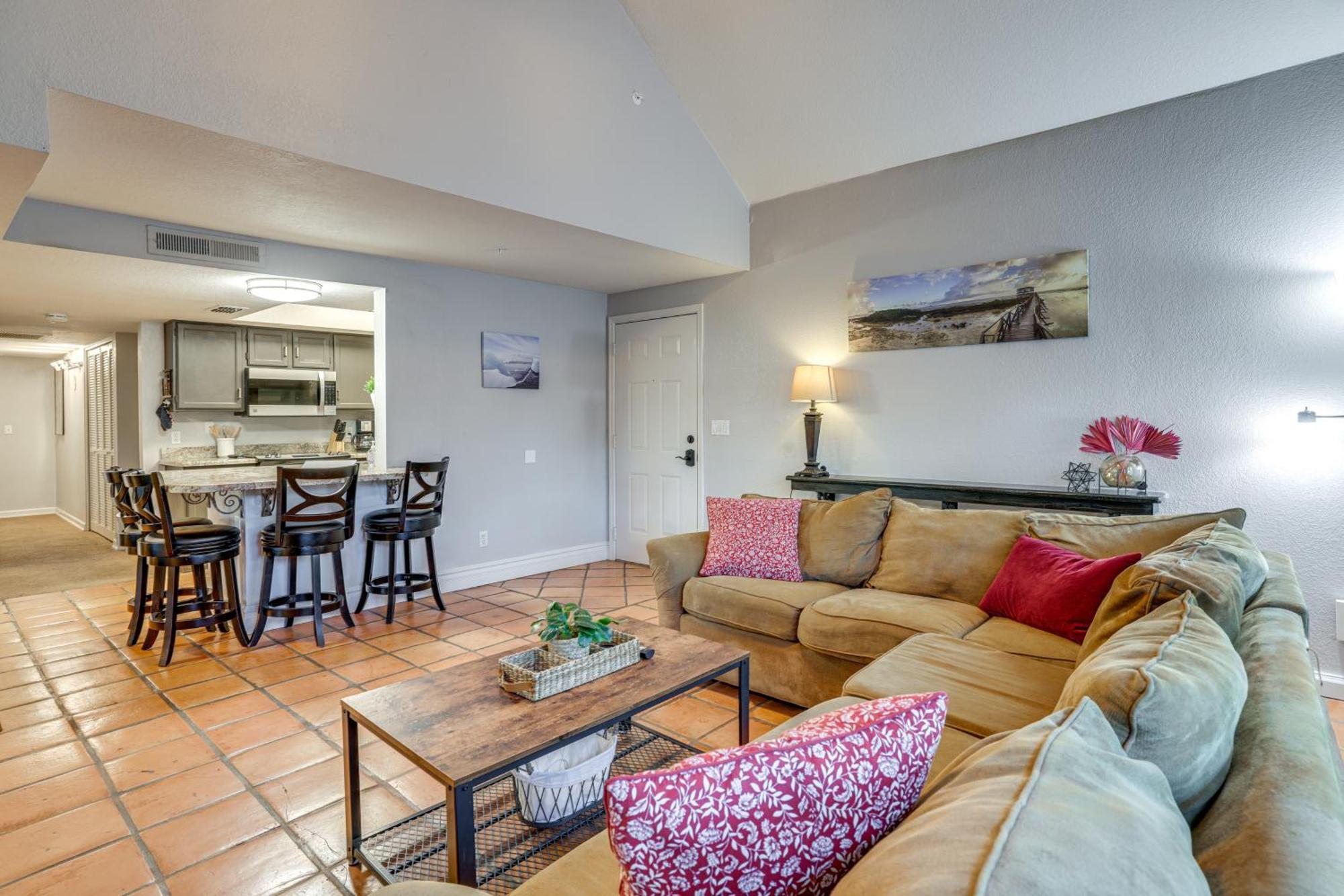 With Community Pool Walk To Park! Apartment *