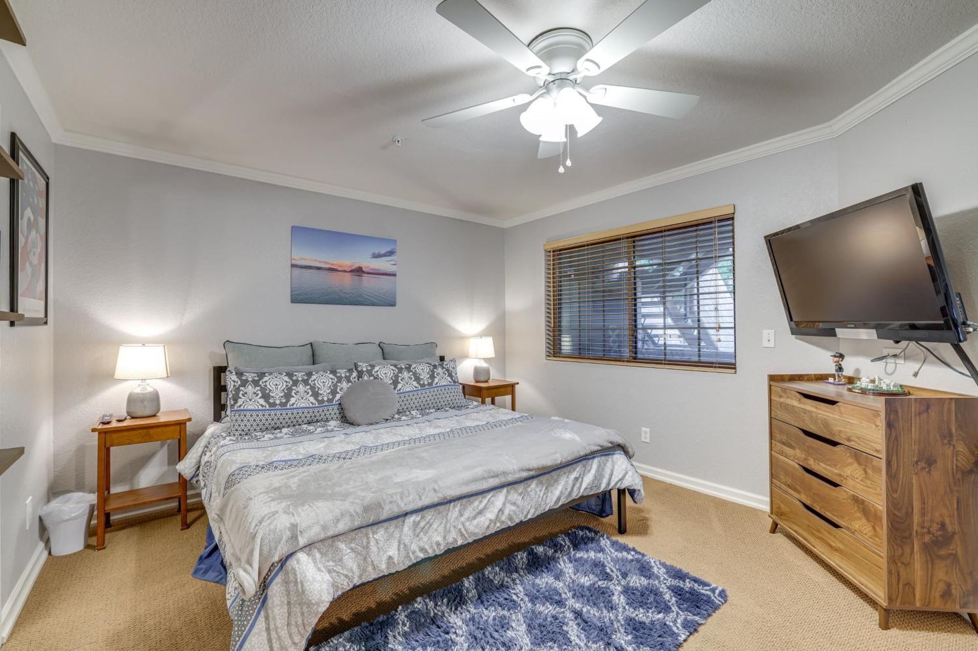 Apartment With Community Pool Walk To Park!