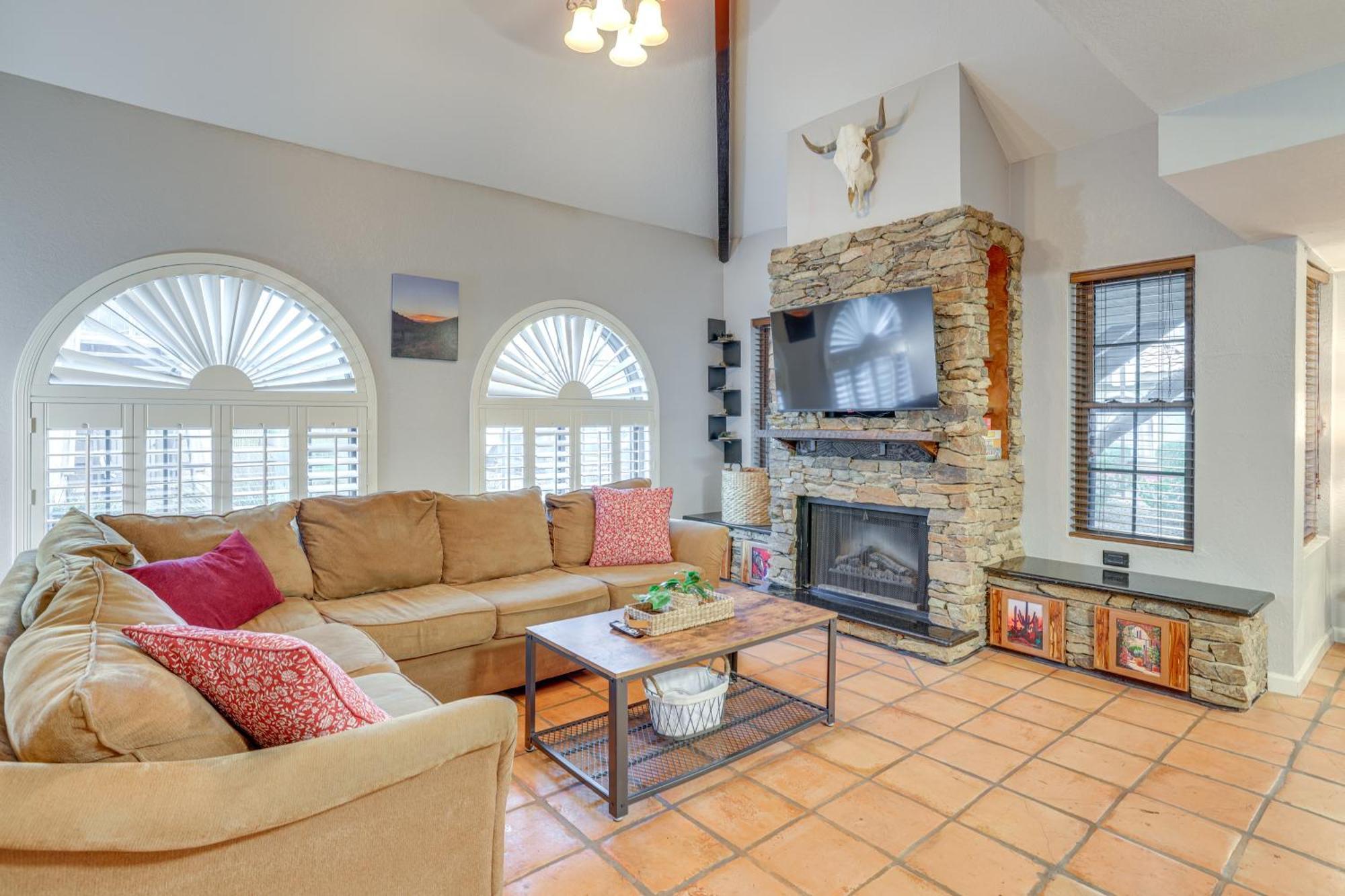 Apartment With Community Pool Walk To Park! *