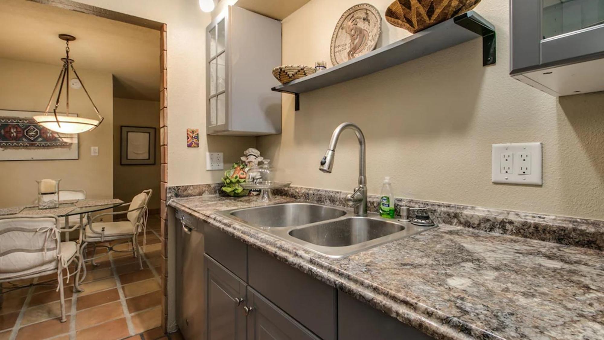 Charming 1-bdrm Steps To Old Town *