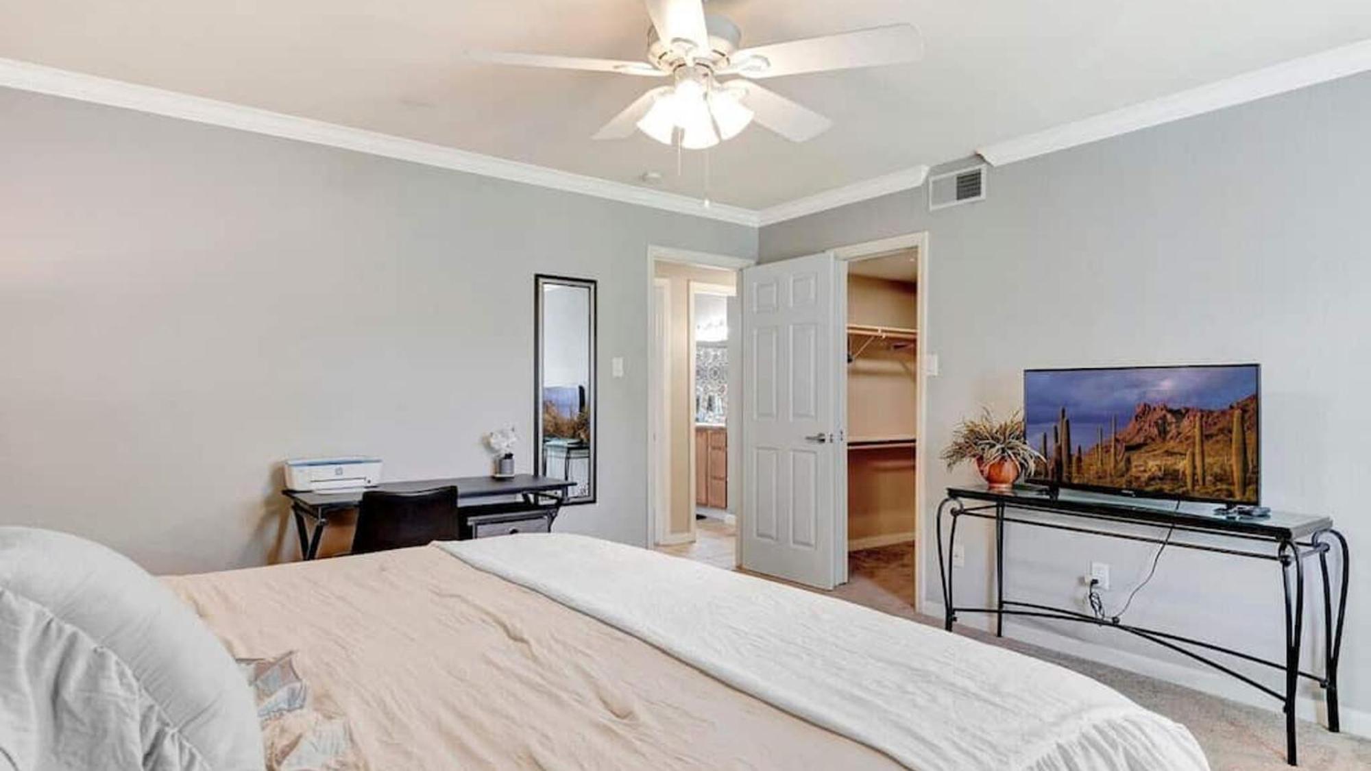 Poolside 2 Bdrm Prime Location Scottsdale