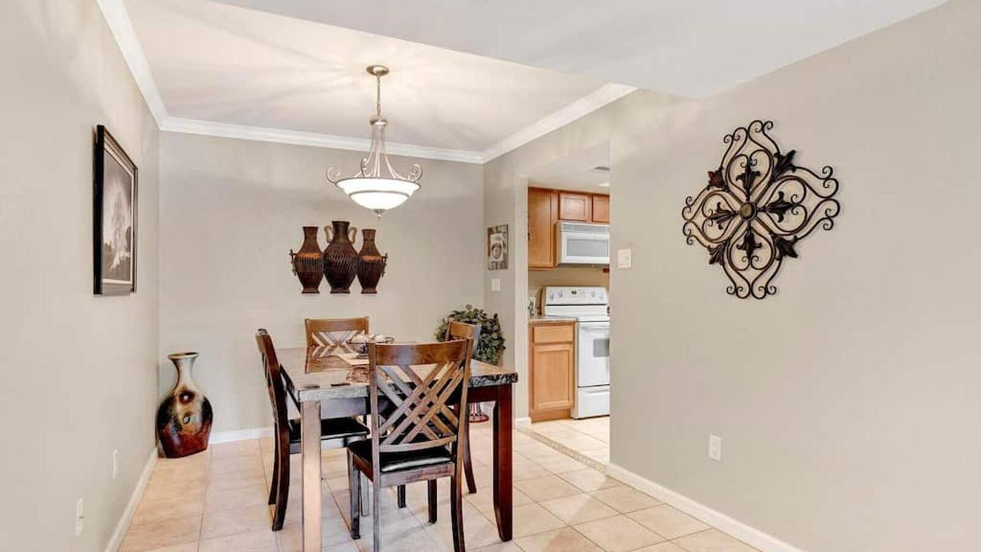 Poolside 2 Bdrm Prime Location * Scottsdale