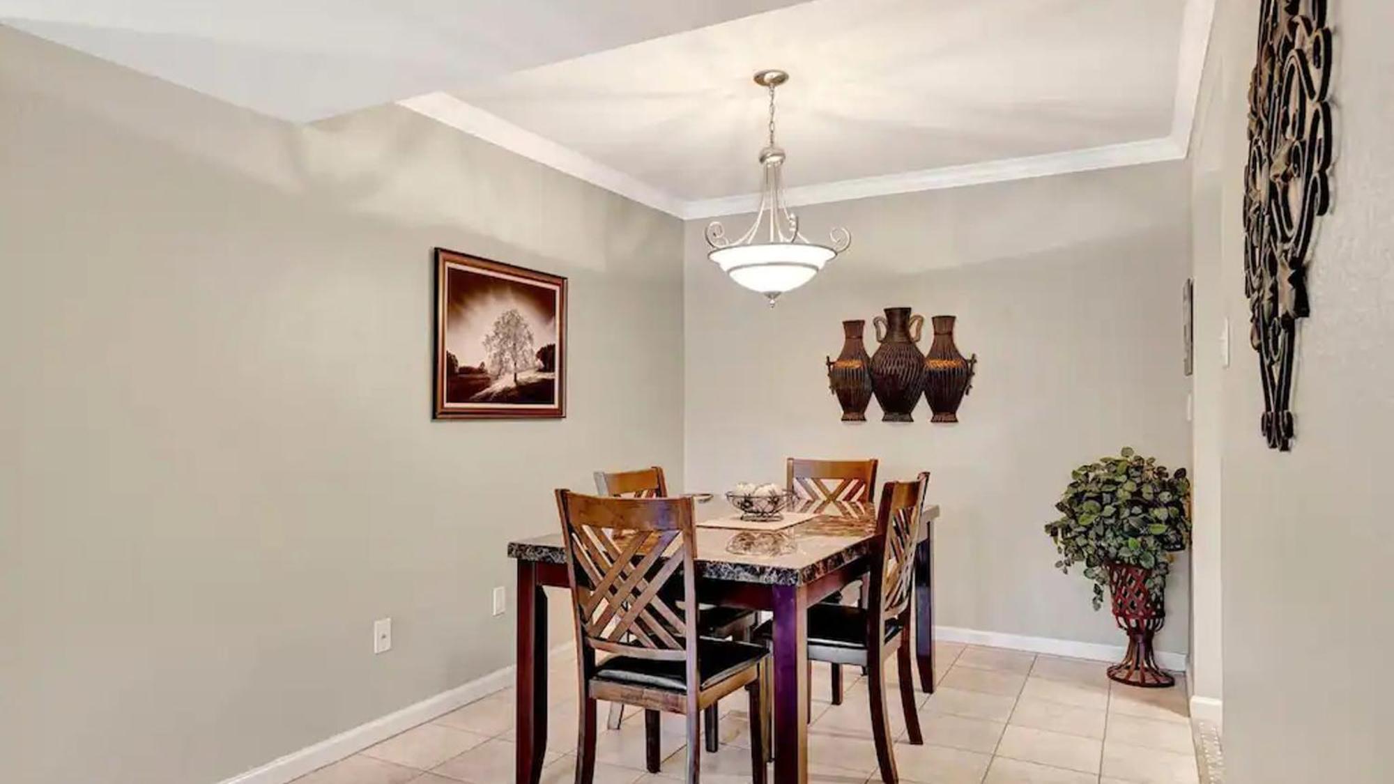 Poolside 2 Bdrm Prime Location Holiday home