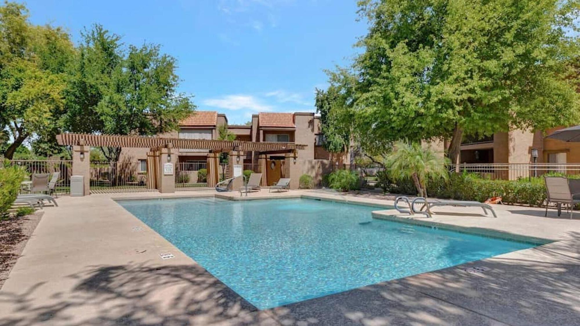 Poolside 2 Bdrm Prime Location Holiday home