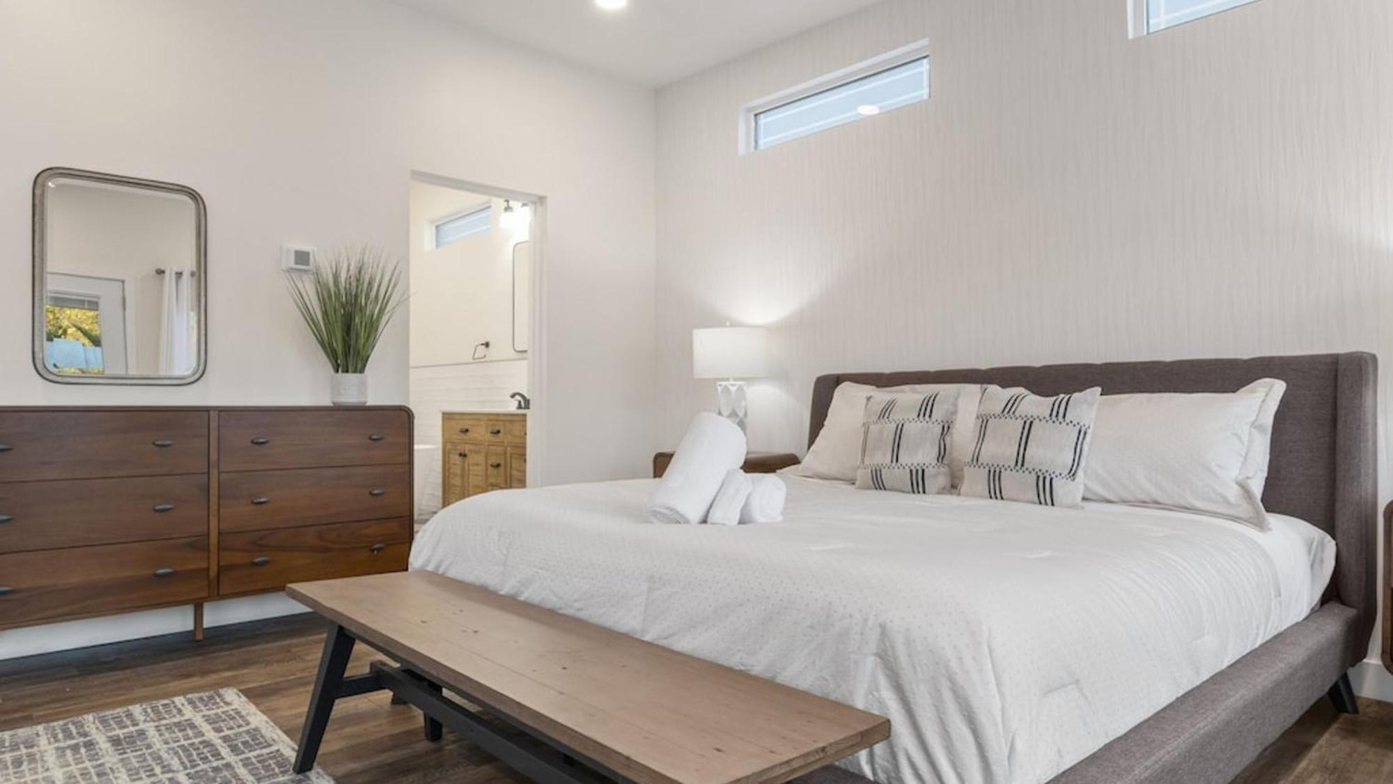 Just Listed Modern Classy 4 Bdrm Heart Of Oldtown Holiday home