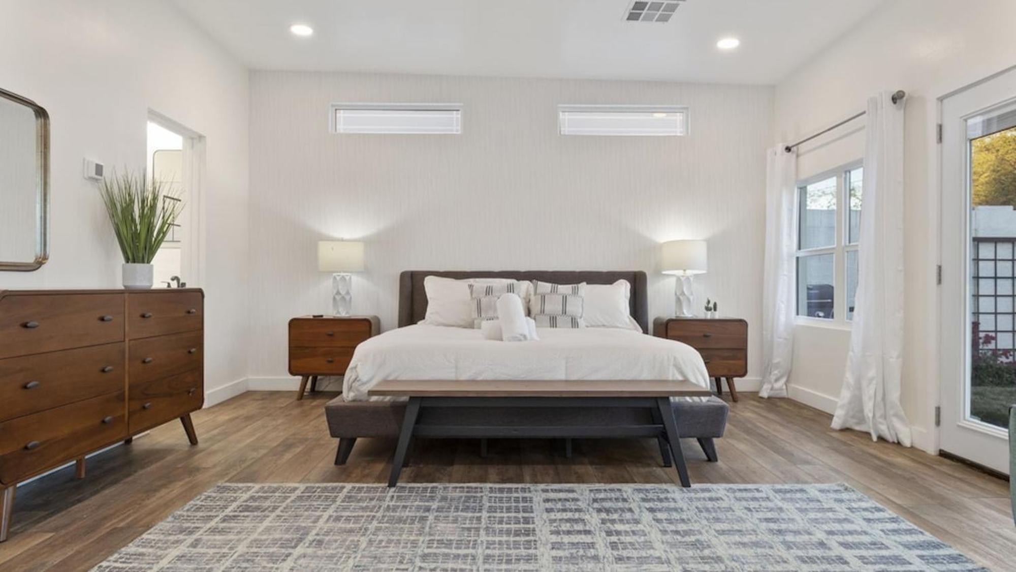 Just Listed Modern Classy 4 Bdrm Heart Of Oldtown *