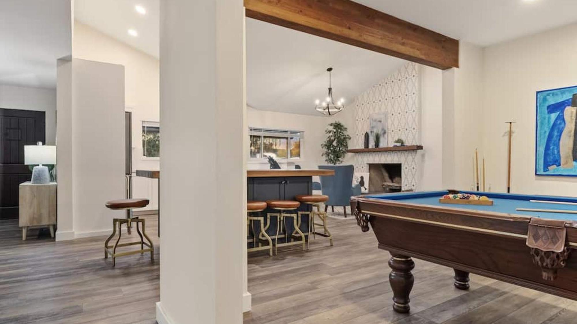 Just Listed Modern Classy 4 Bdrm Heart Of Oldtown Holiday home