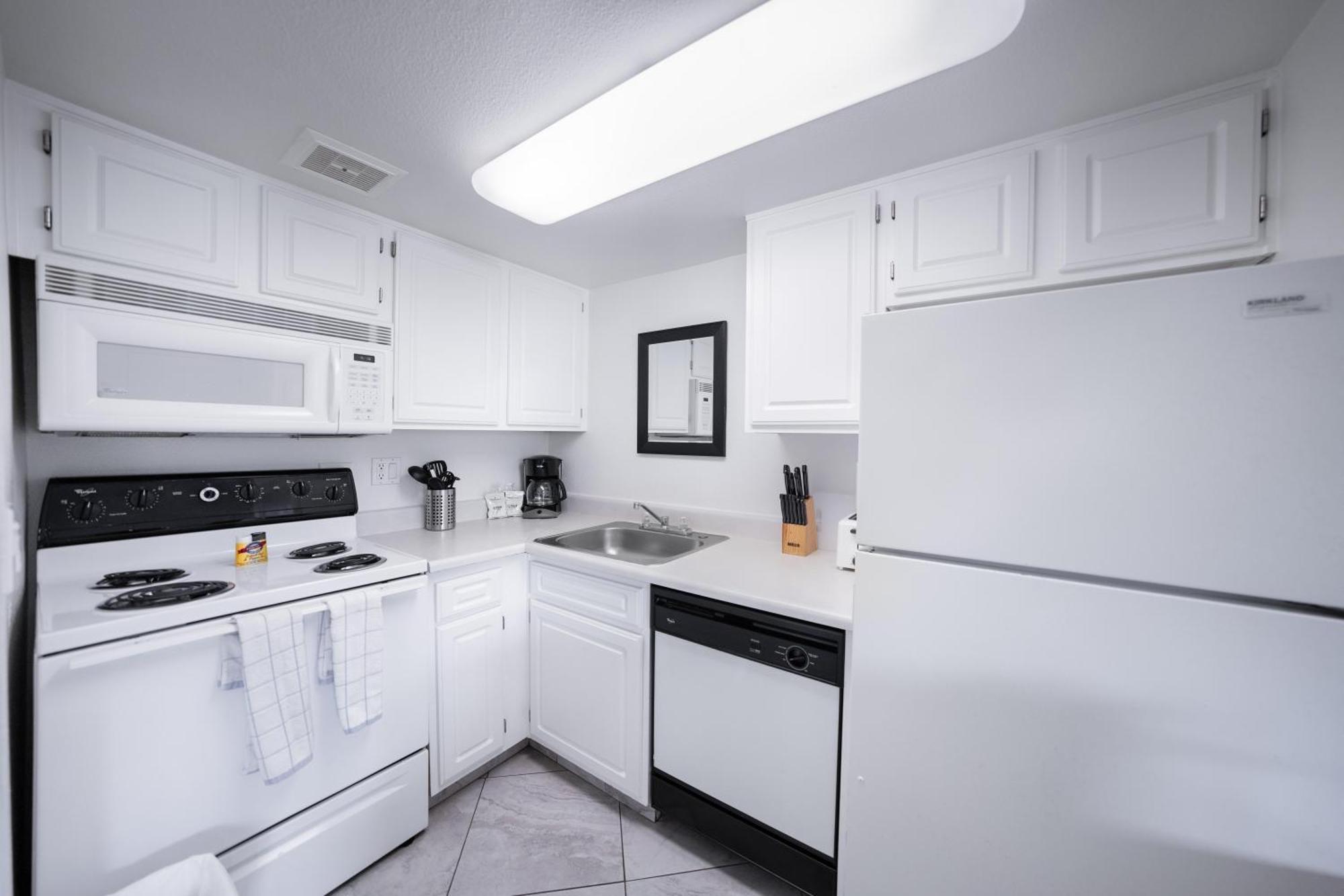 213 Fully Furnished 1br Suite-outdoor Pool Apartment *