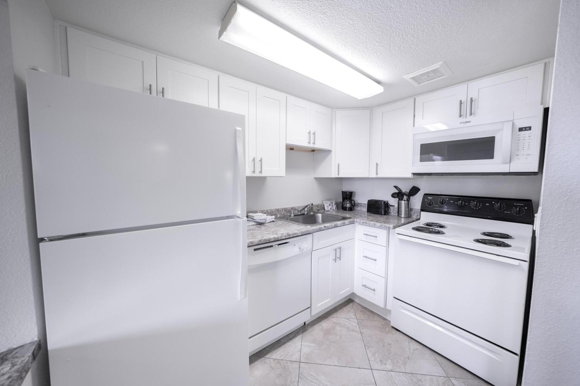 230 Fully Furnished 1br Suite-prime Location