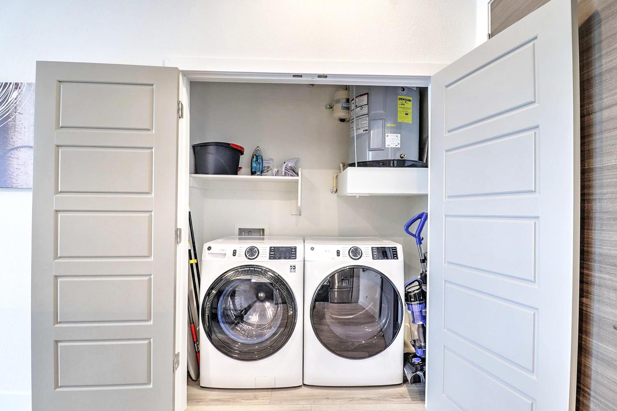 Apartment Private Rooftop Terrance-walk Score 81-shopping District-king Bed-parking 4003 *