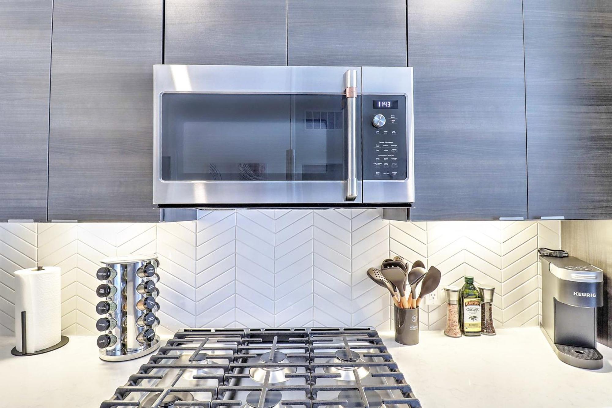 Private Rooftop Terrance-walk Score 81-shopping District-king Bed-parking 4003 Apartment *