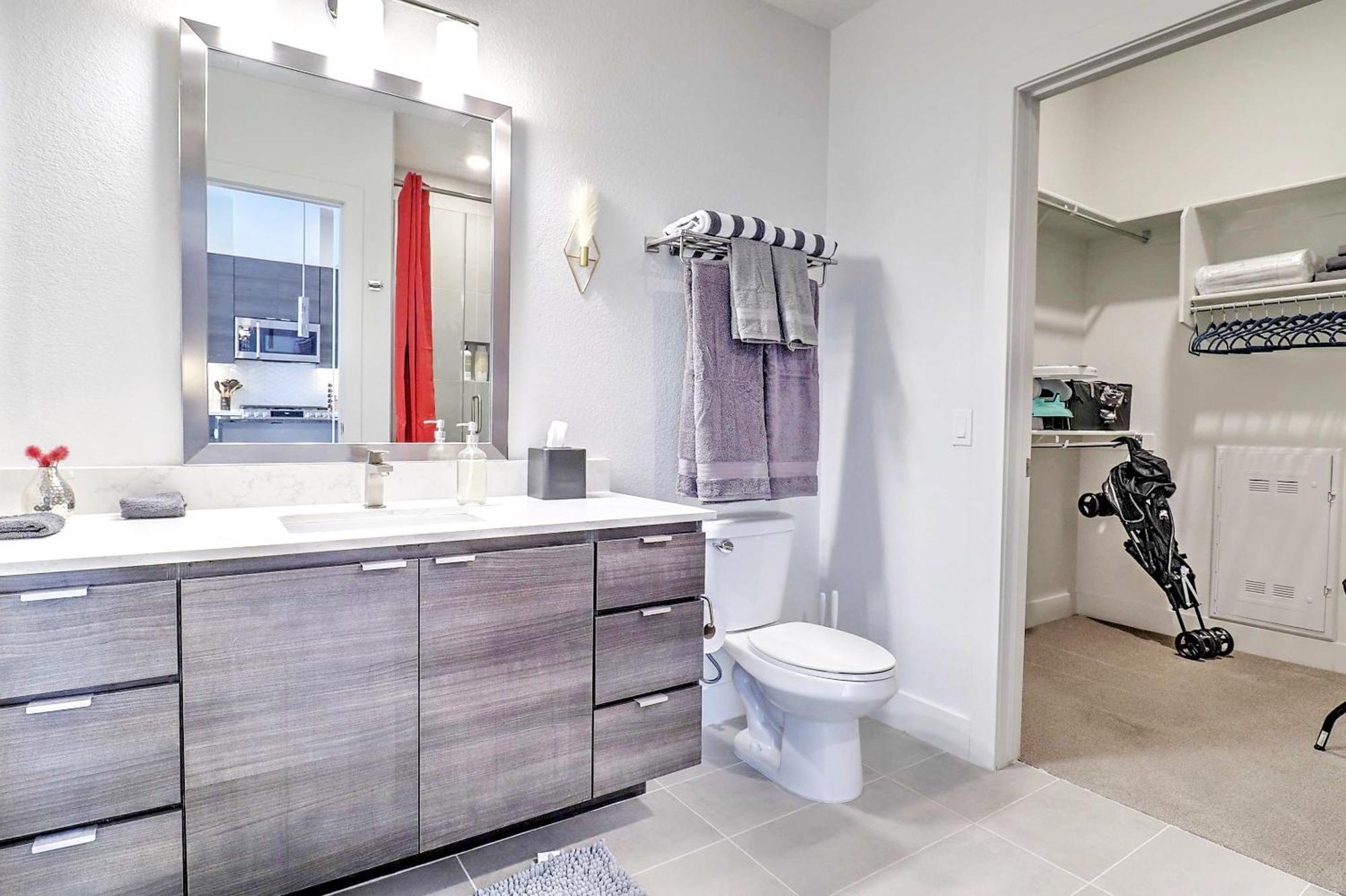 Private Rooftop Terrance-walk Score 81-shopping District-king Bed-parking 4003