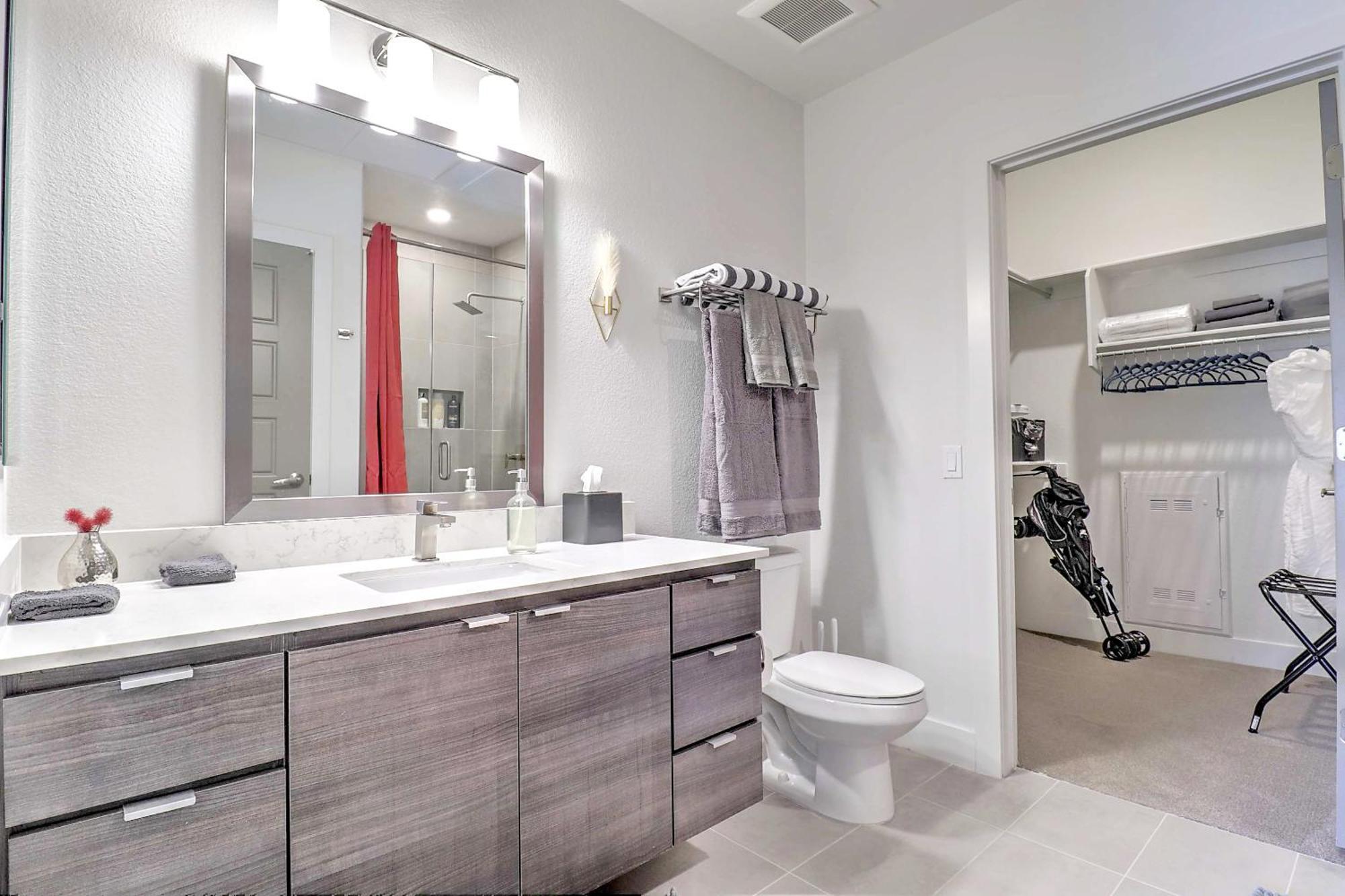 Apartment Private Rooftop Terrance-walk Score 81-shopping District-king Bed-parking 4003 *
