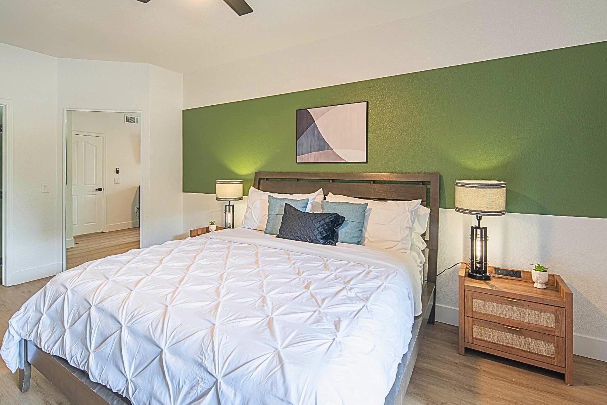 Exclusive Unit Golf Side- Walkable Area - King Bed - N248