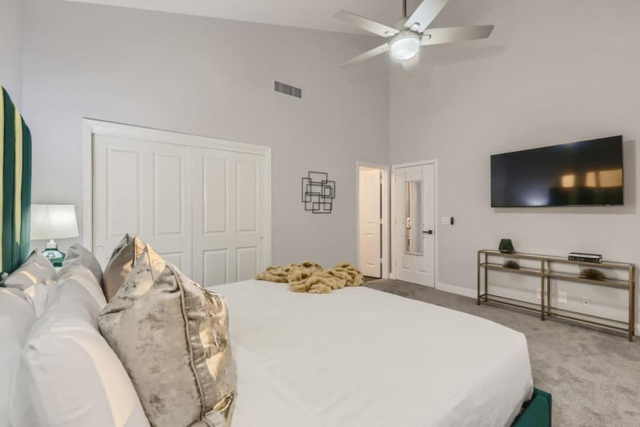 Style Estate, 2 Houses, Putt-putt Course, B-ball Court, Heated Pool Villa