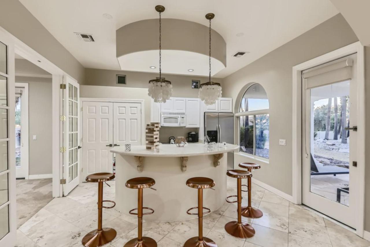Style Estate, 2 Houses, Putt-putt Course, B-ball Court, Heated Pool Villa *