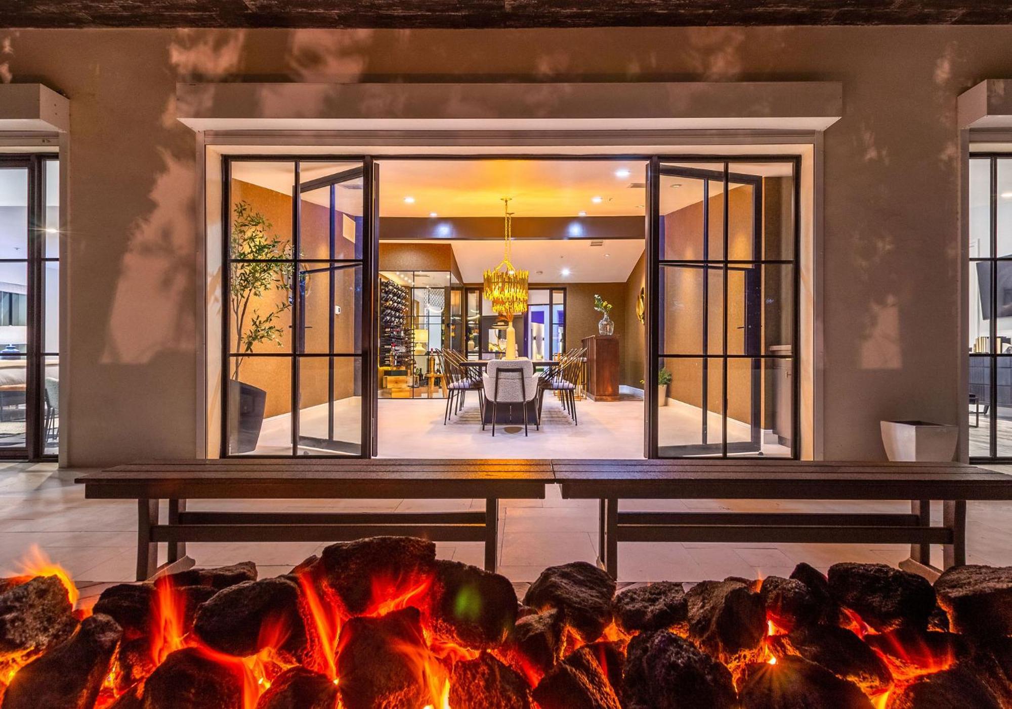 Old Town Luxury - Heated Pool, Spa, Rooftop Deck, Sauna, Speakeasy Holiday home *