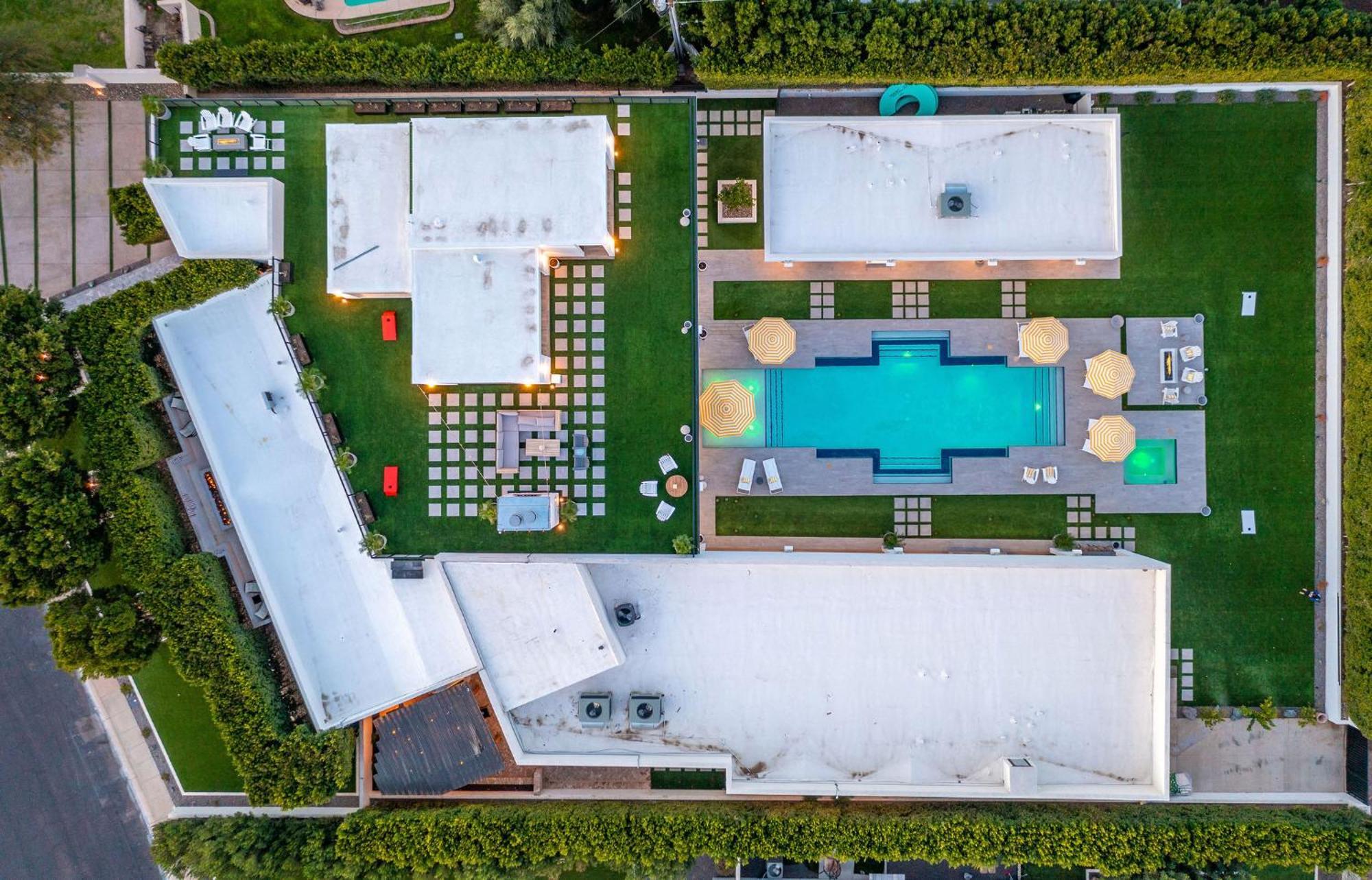 Old Town Luxury - Heated Pool, Spa, Rooftop Deck, Sauna, Speakeasy *
