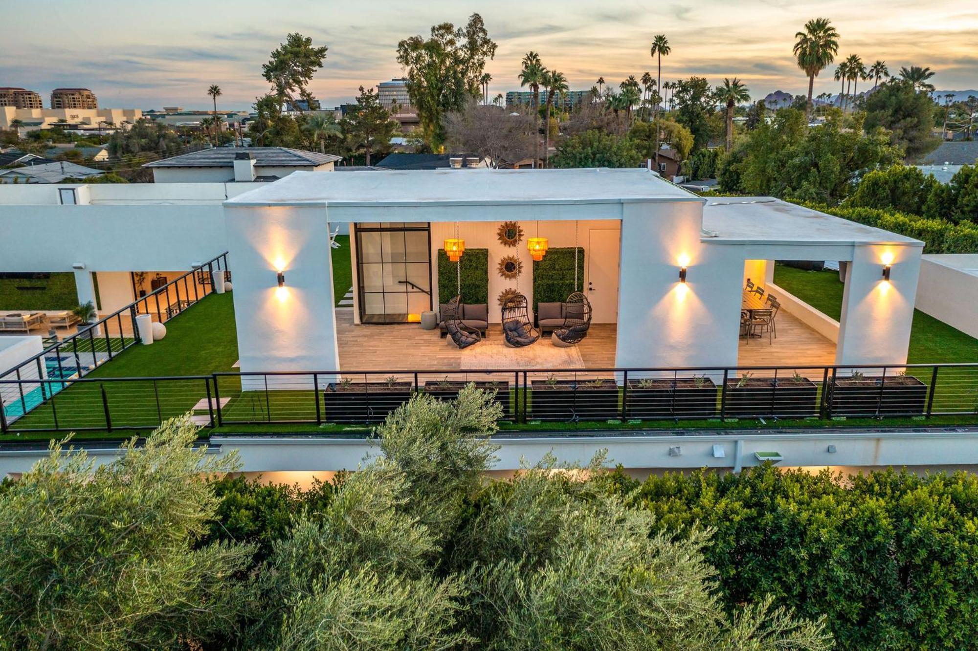 Old Town Luxury - Heated Pool, Spa, Rooftop Deck, Sauna, Speakeasy