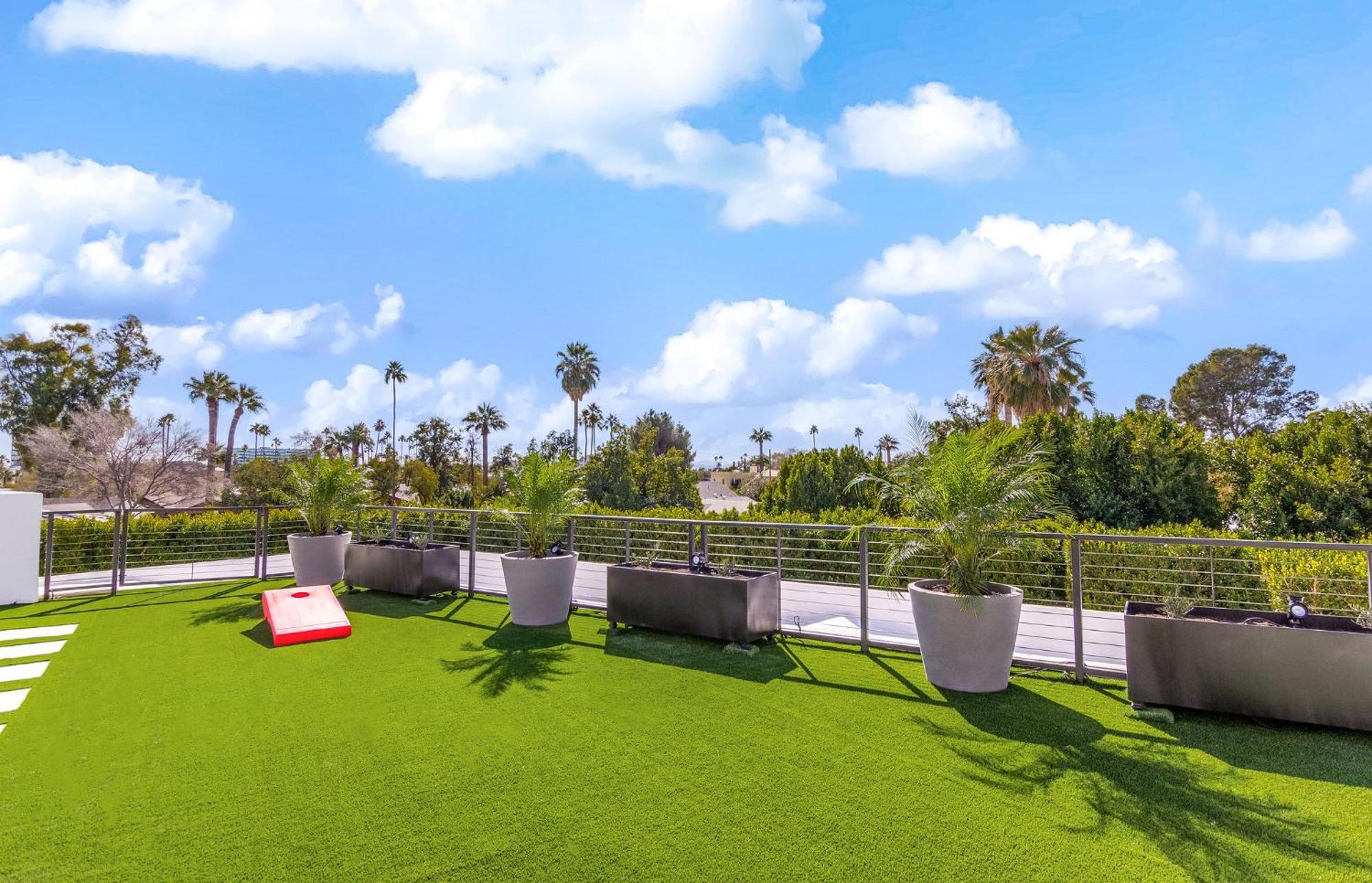 Old Town Luxury - Heated Pool, Spa, Rooftop Deck, Sauna, Speakeasy *