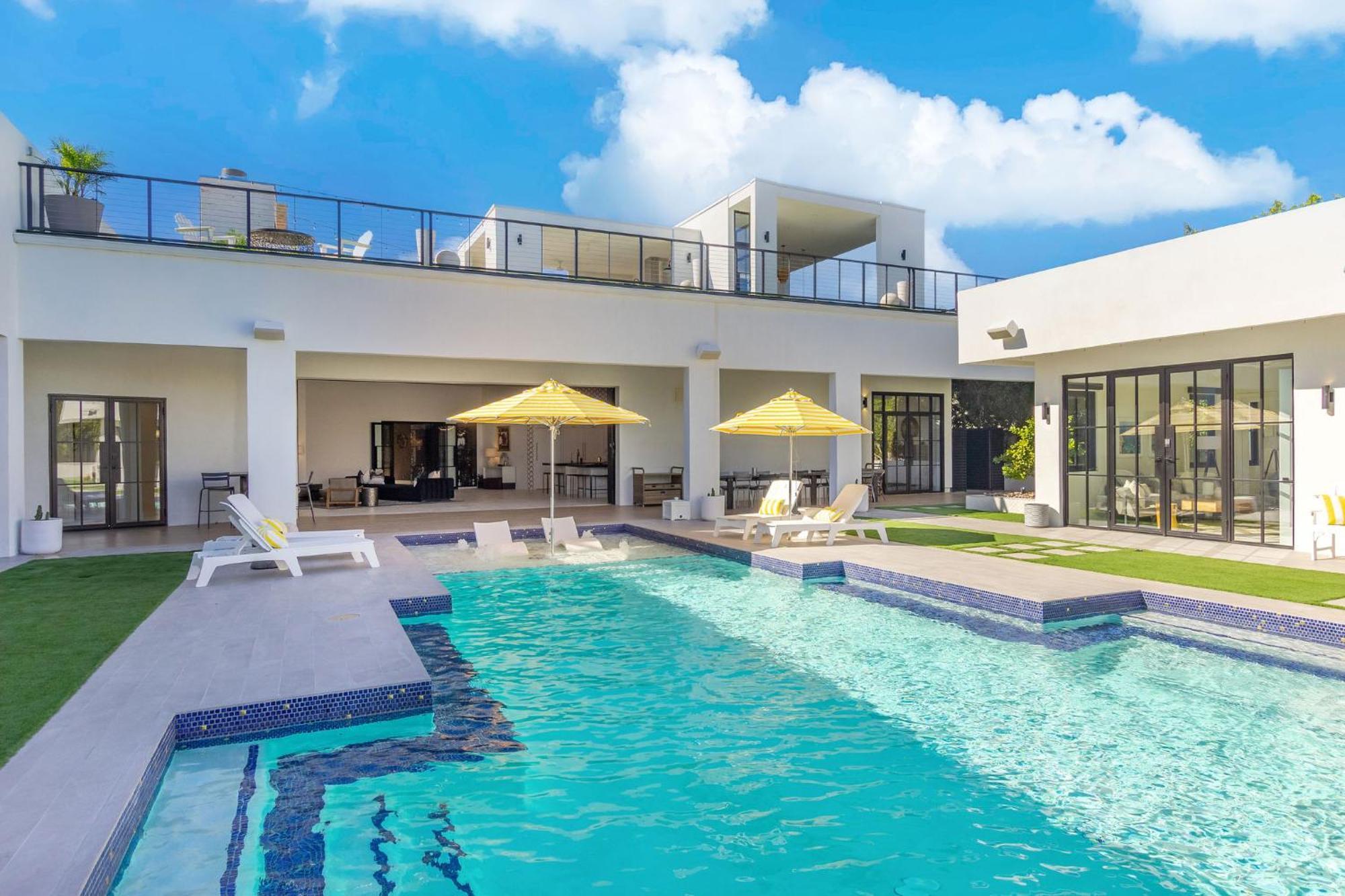 Old Town Luxury - Heated Pool, Spa, Rooftop Deck, Sauna, Speakeasy * Scottsdale
