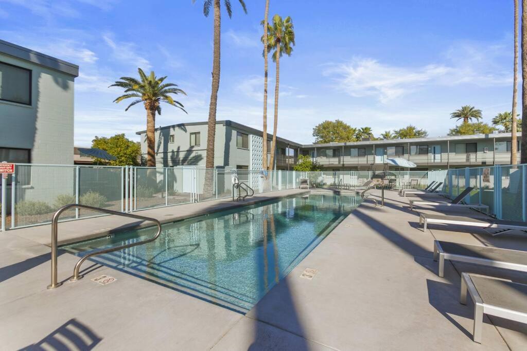 Apartment Walkable Ots, Heated Poolside Mid Century *