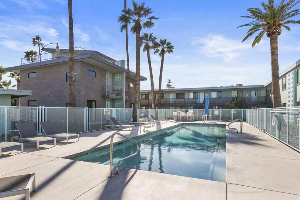 Walkable Ots, Heated Poolside Mid Century Apartment Scottsdale