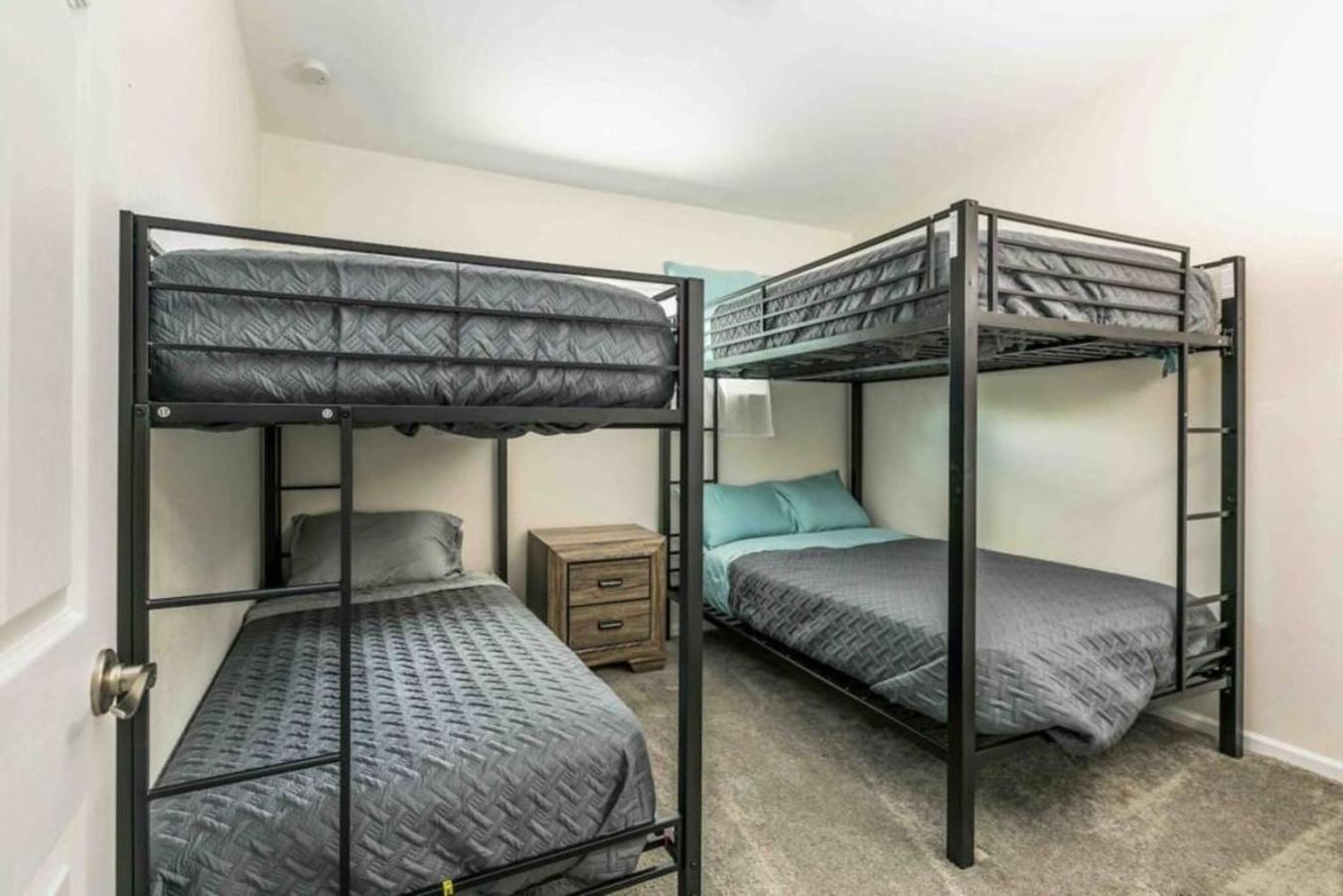 Walk To Old Town, Free Heated Pool W Waterfall Holiday home *