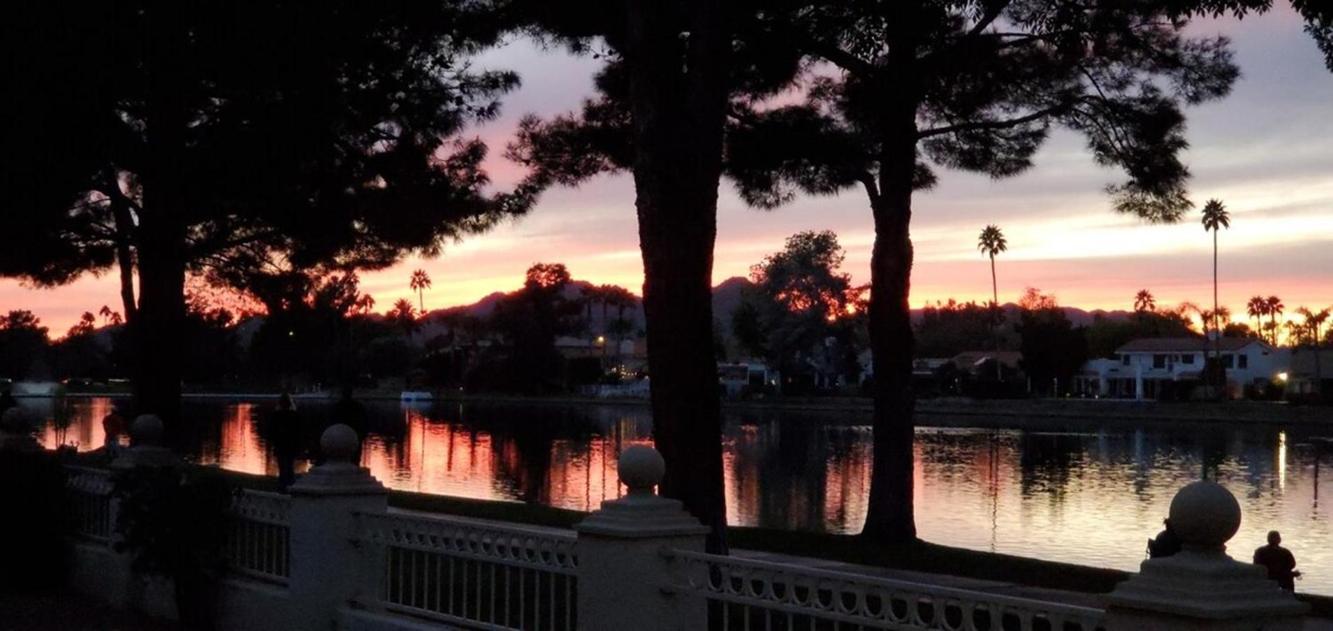 Waterfront Views, Office, Main Floor, Walkable Holiday home