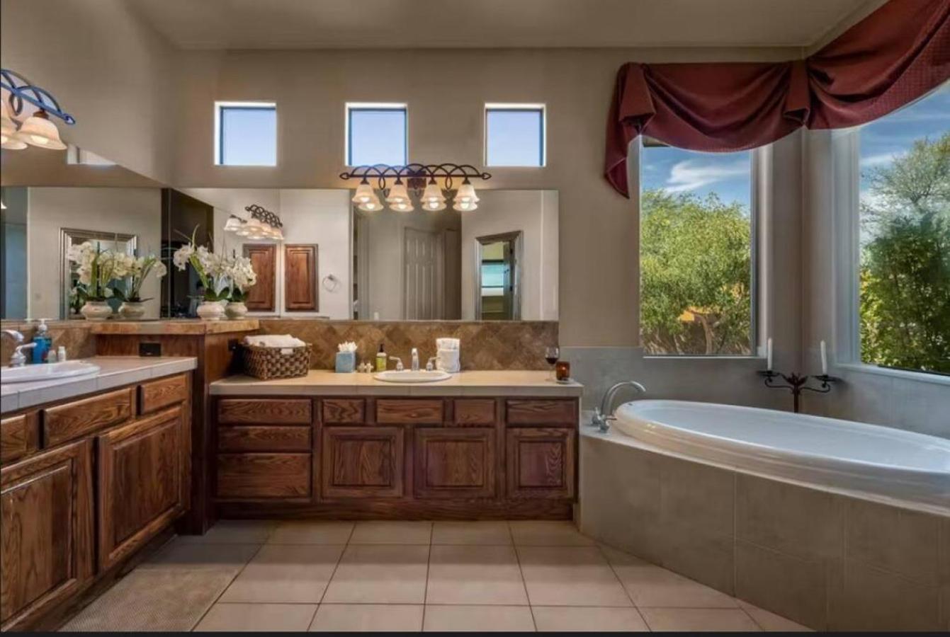 Desert Calm - North Four Bedroom Pool And Holiday home *