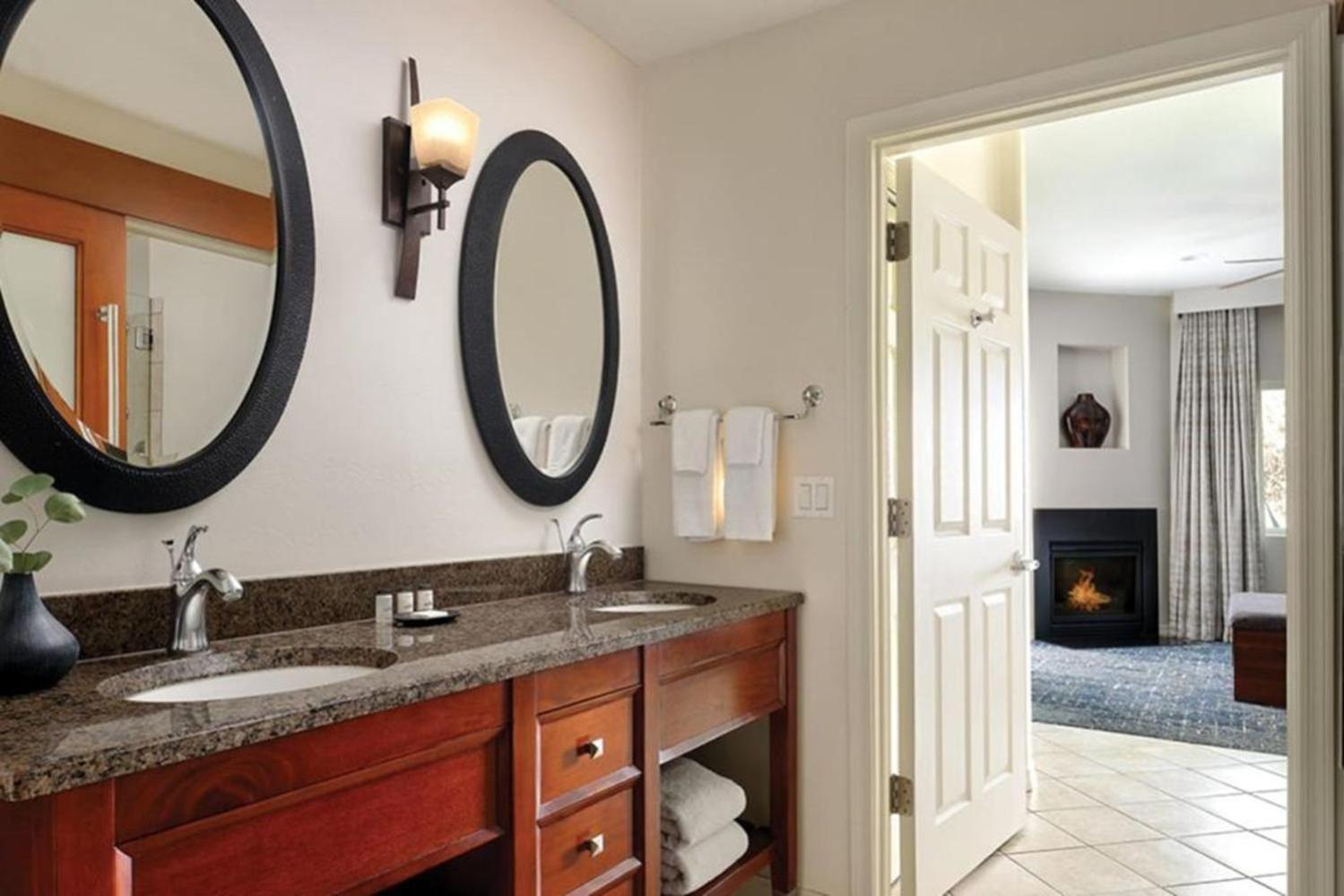 Enjoy Has To Offer With The Family In 2bd Holiday home *