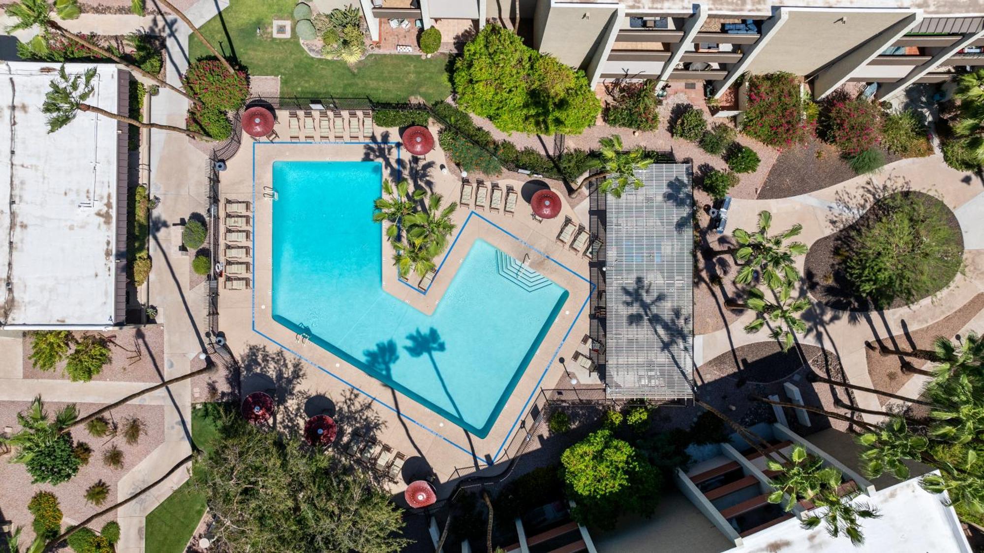 Apartment Primo Location - Heated Pool & Parking *