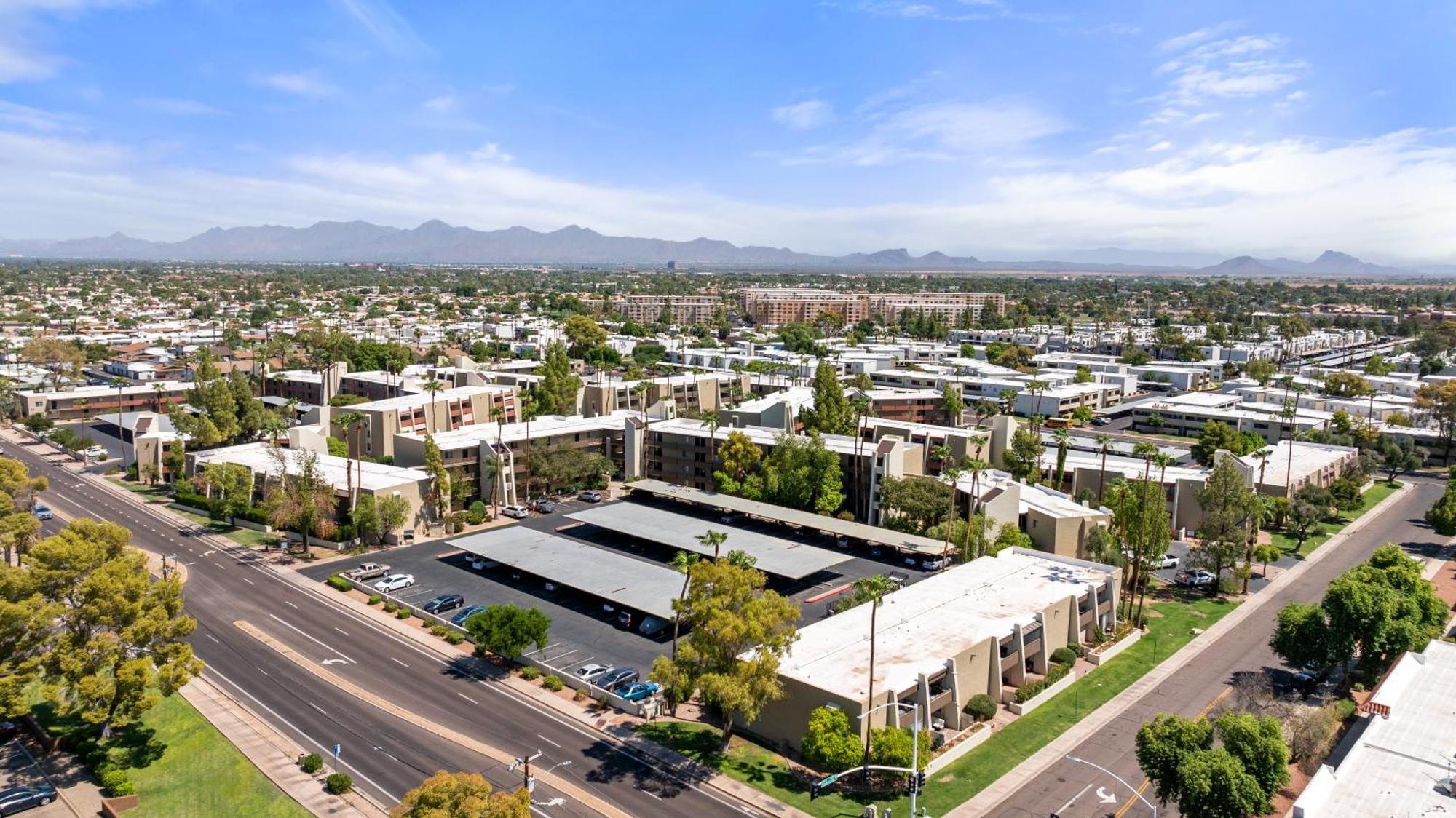 Primo Location - Heated Pool & Parking Apartment Scottsdale