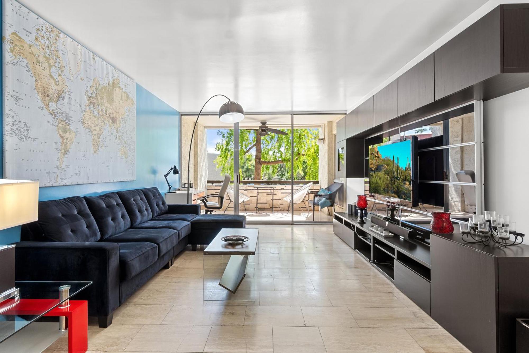 Primo Location - Heated Pool & Parking Apartment