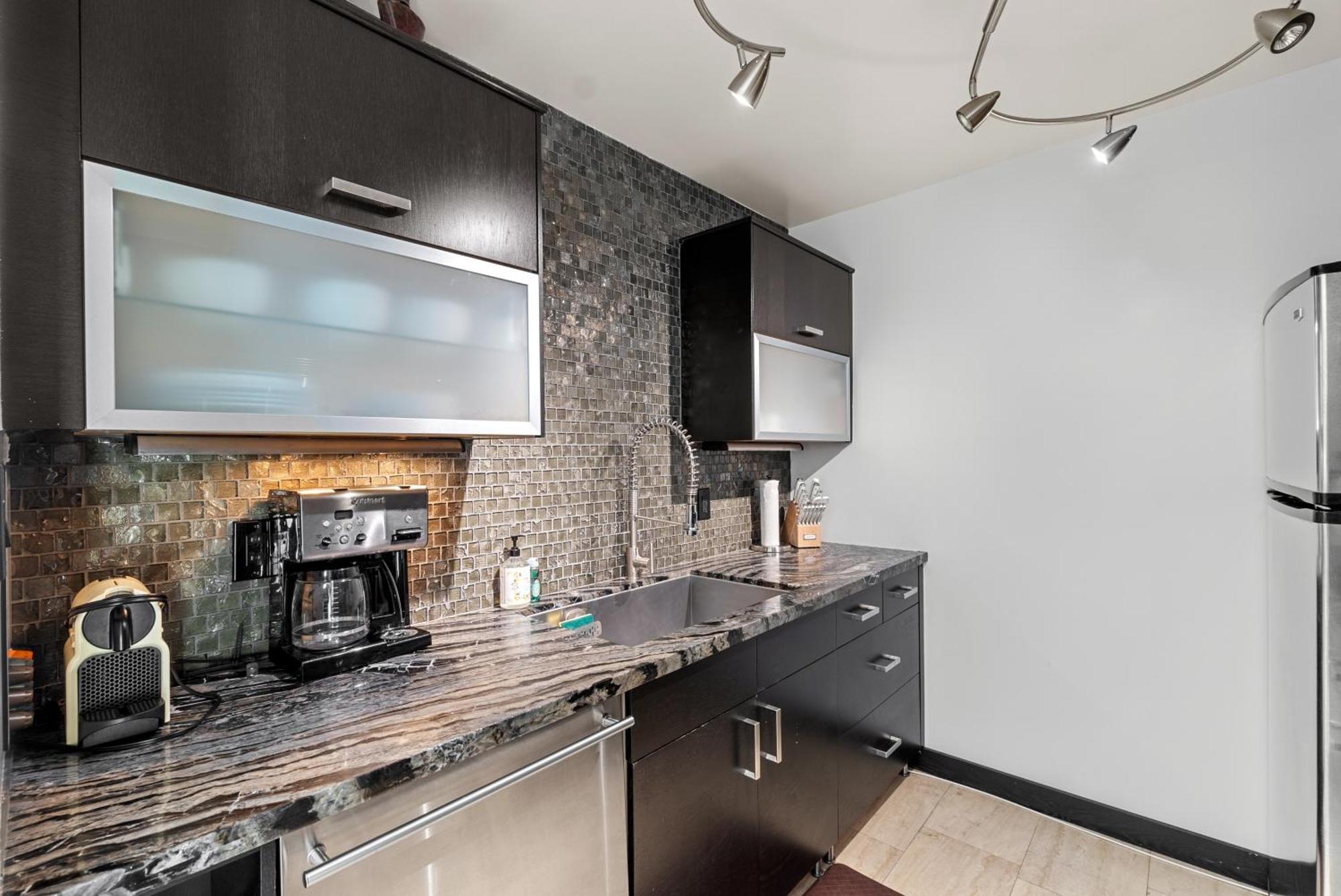 Apartment Primo Location - Heated Pool & Parking
