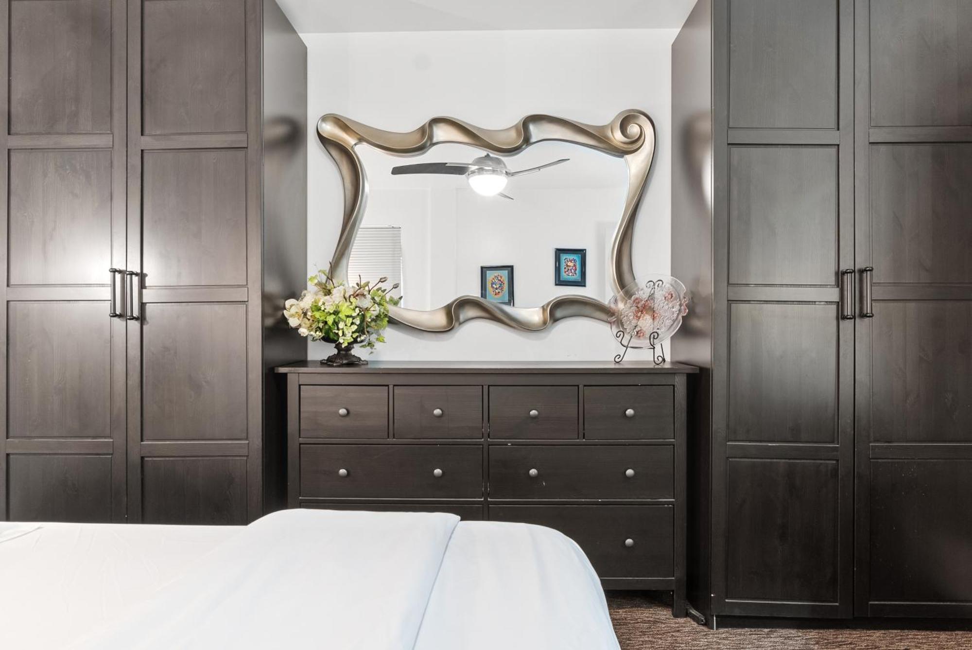 Apartment Primo Location - Heated Pool & Parking *