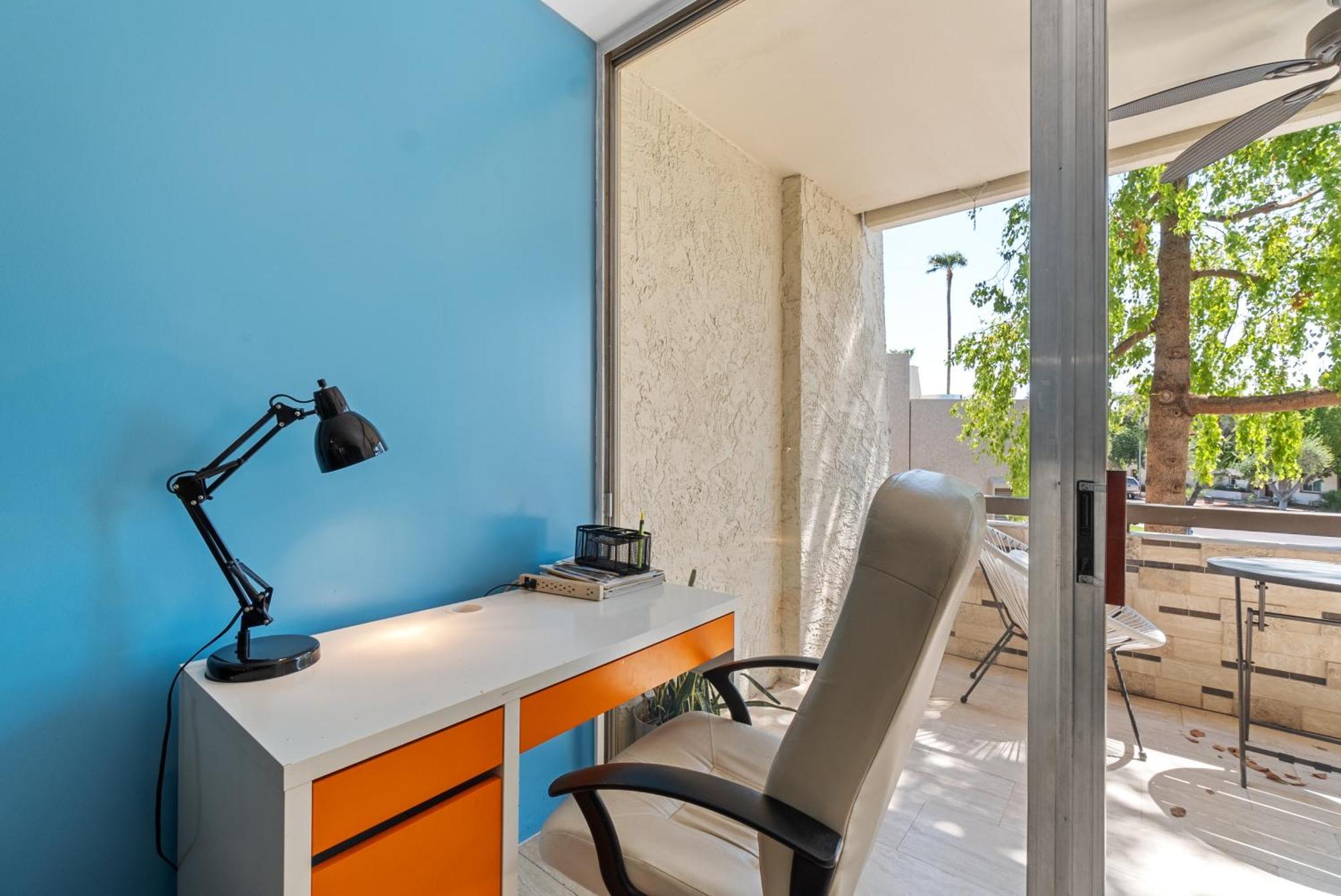 Apartment Primo Location - Heated Pool & Parking *