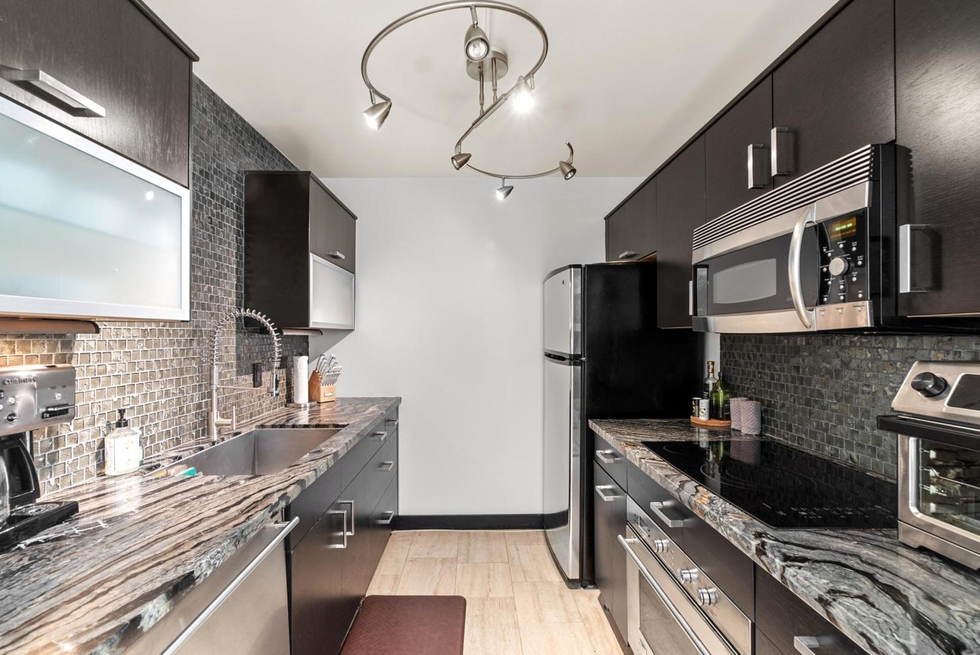 Primo Location - Heated Pool & Parking Apartment *