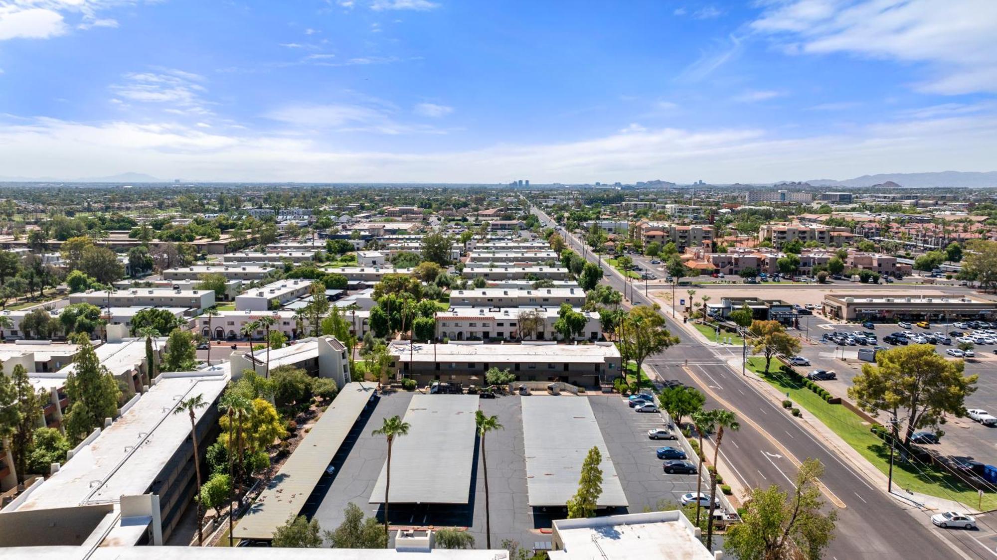 Primo Location - Heated Pool & Parking Apartment Scottsdale