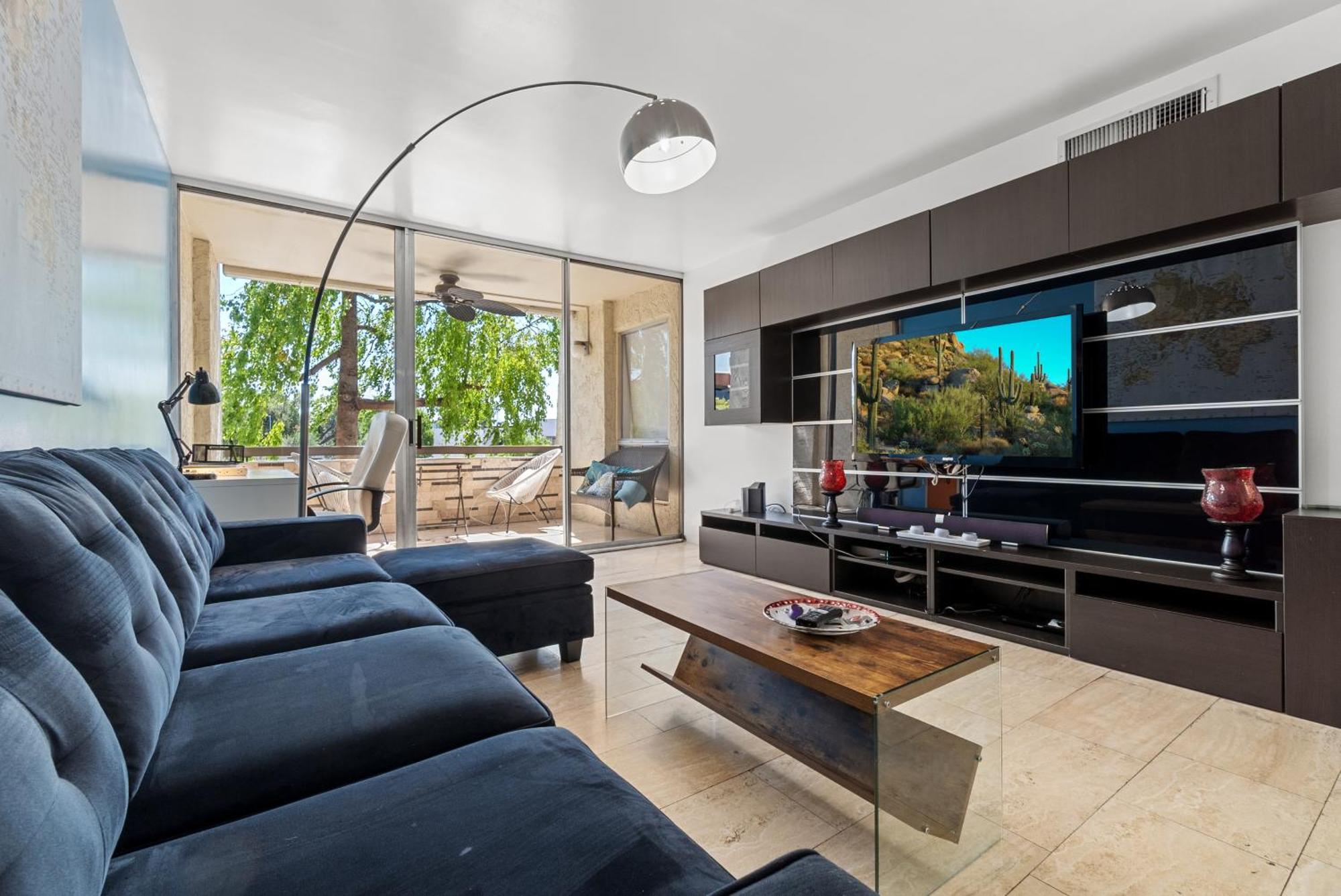 Primo Location - Heated Pool & Parking *