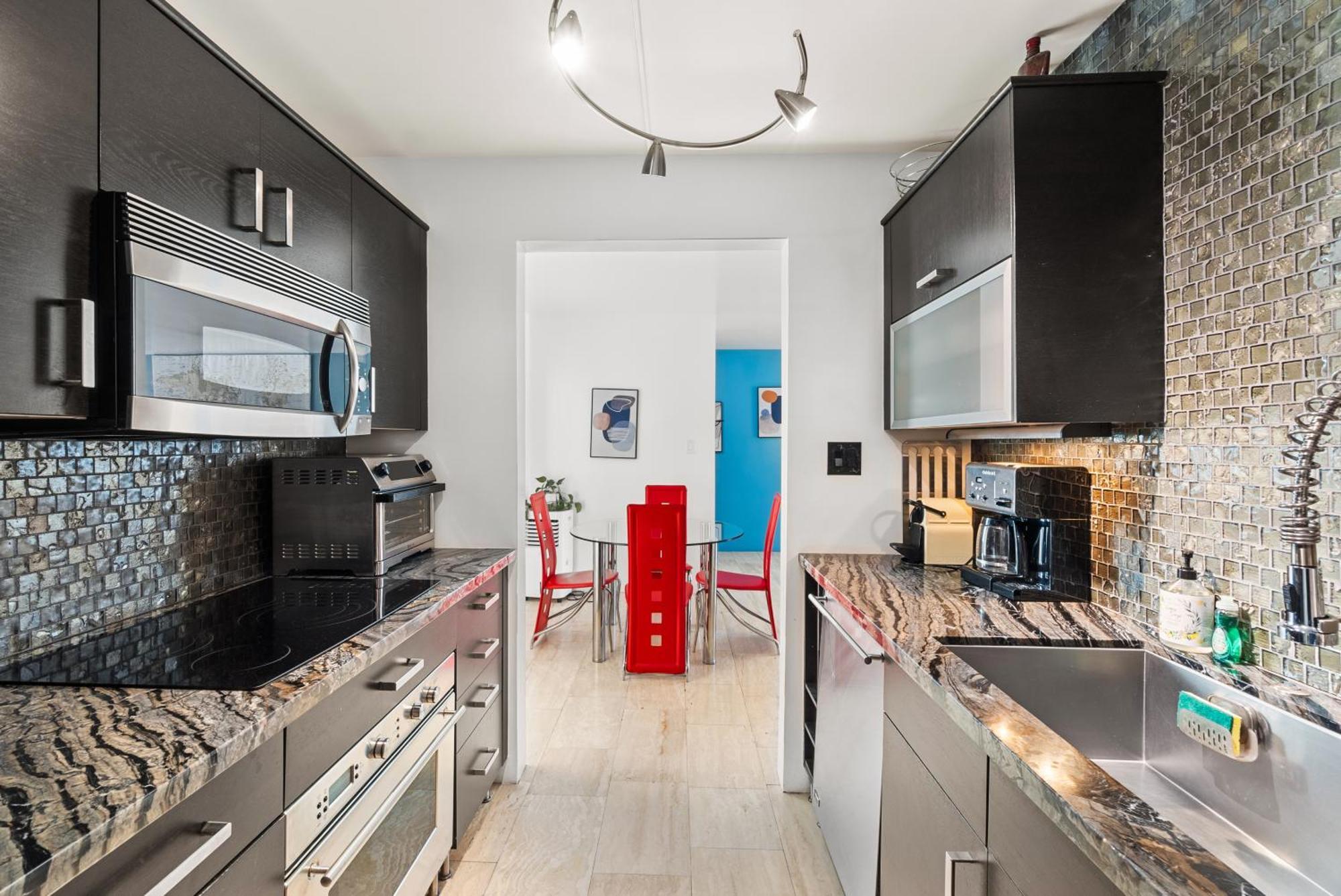 Apartment Primo Location - Heated Pool & Parking