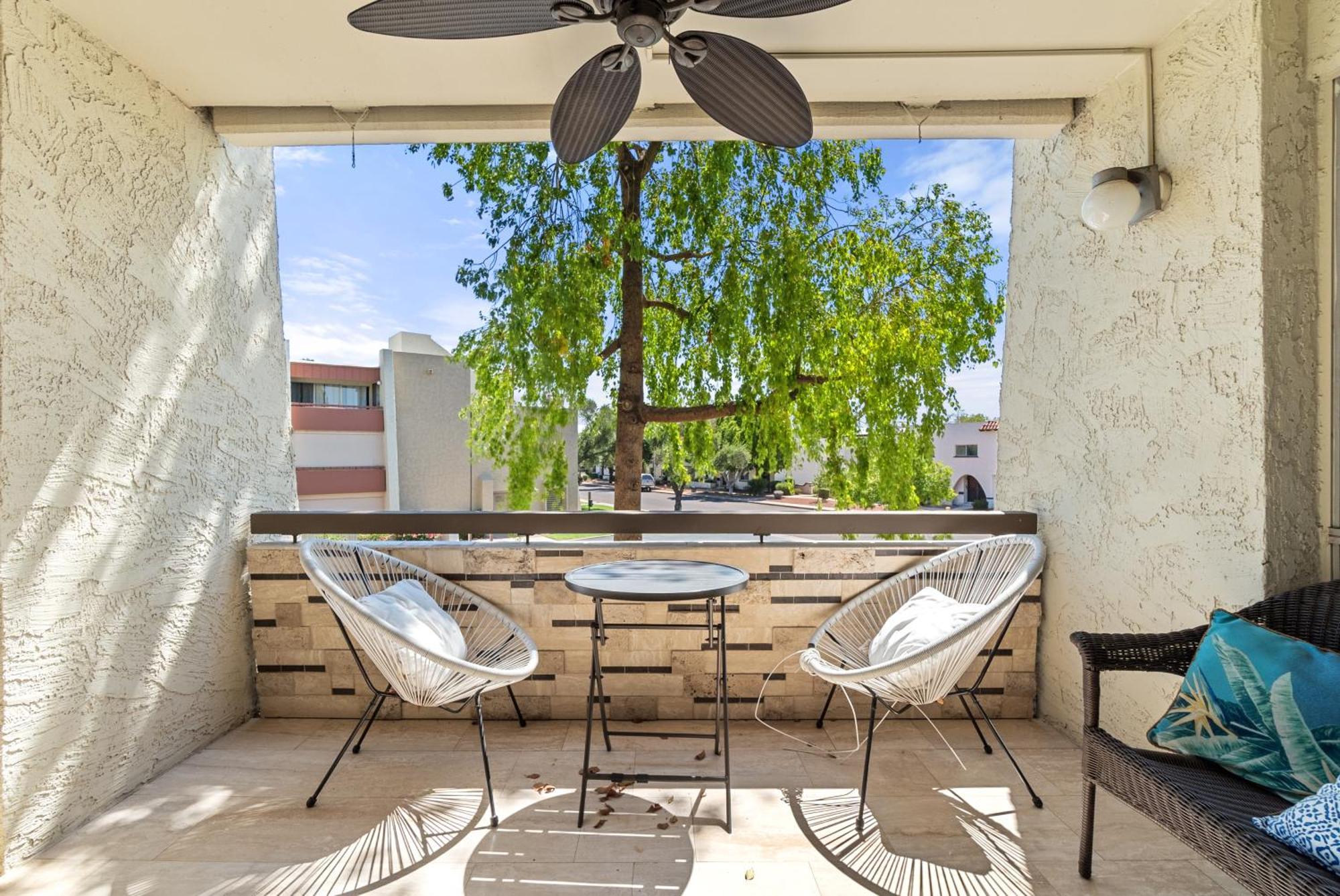 Apartment Primo Location - Heated Pool & Parking *