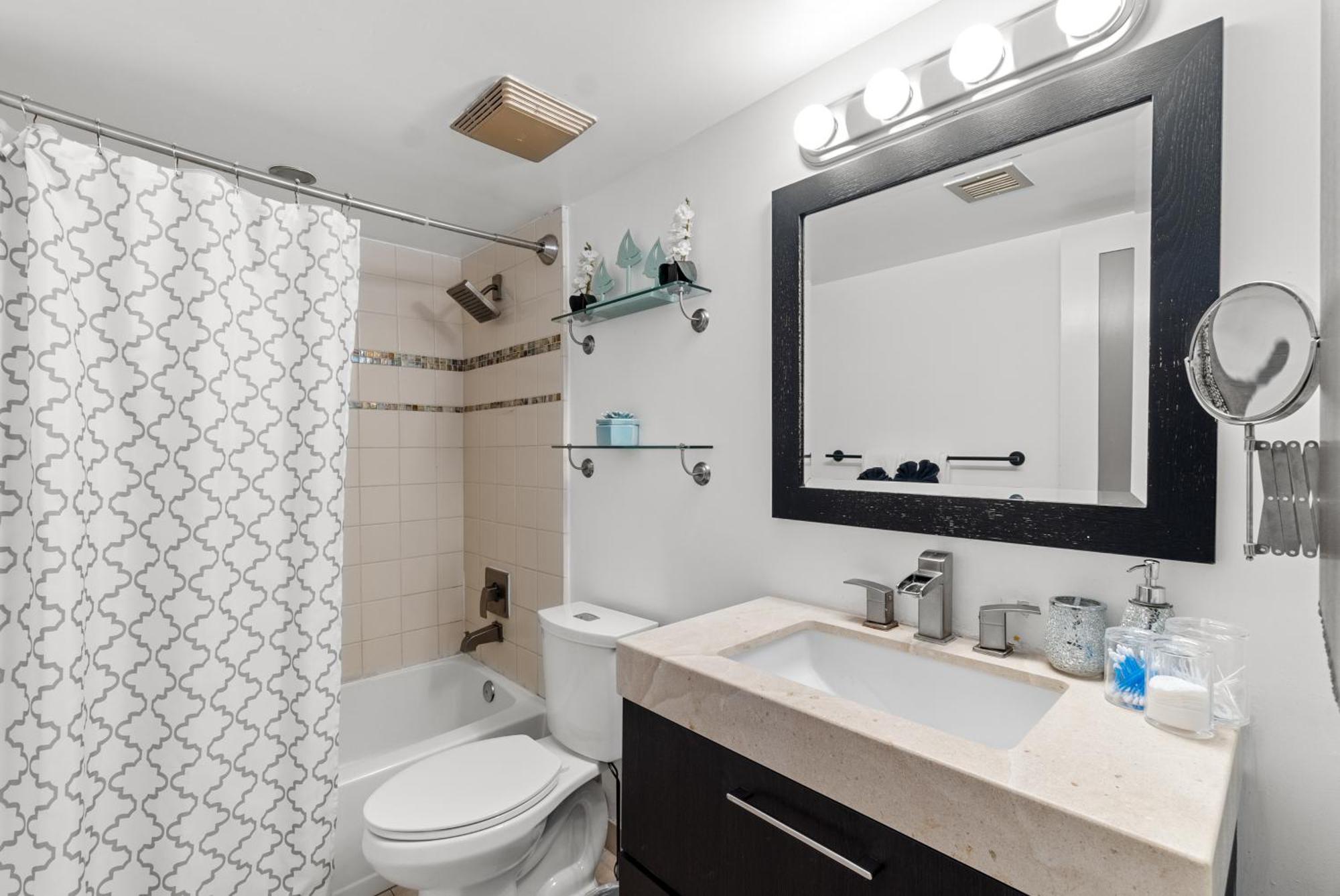 Apartment Primo Location - Heated Pool & Parking