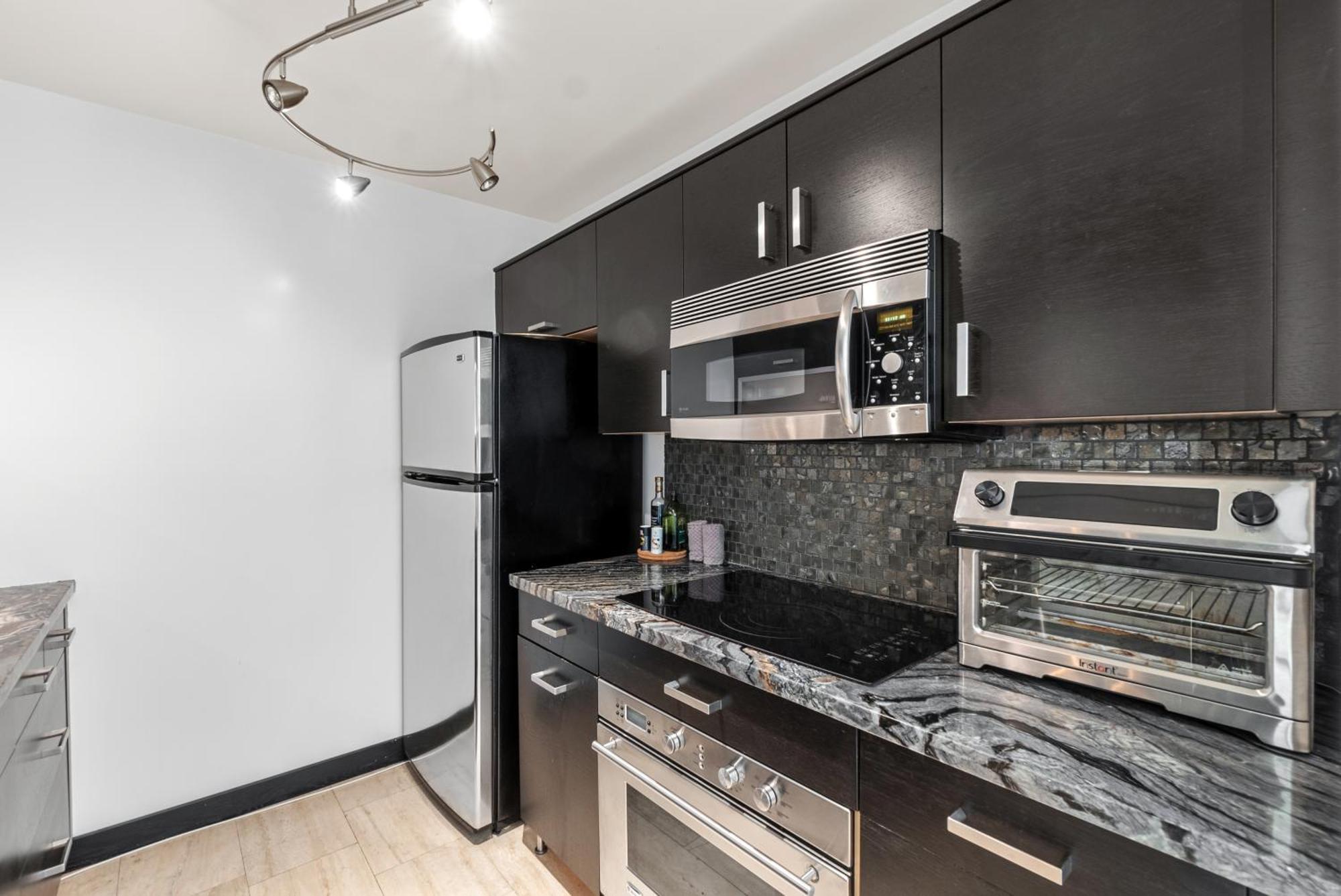 Apartment Primo Location - Heated Pool & Parking