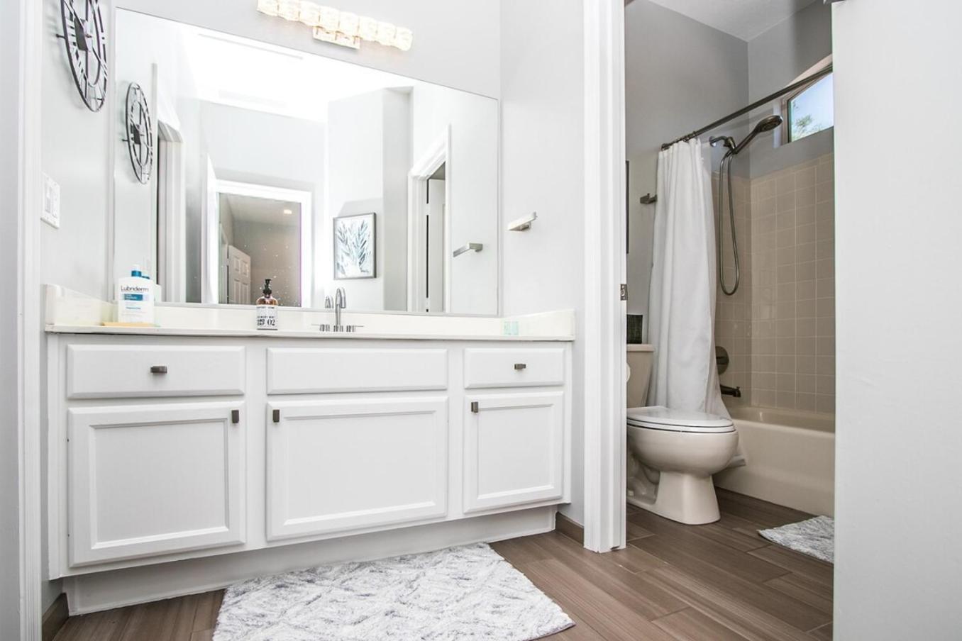 Luxury Homestyle Getaway Wpool, Gym, & Office