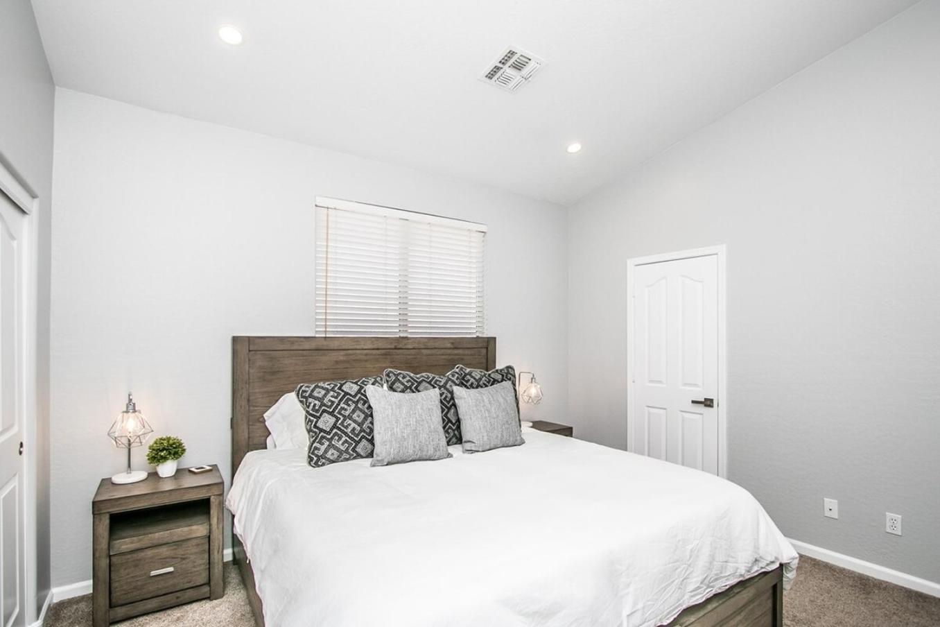 Luxury Homestyle Getaway Wpool, Gym, & Office Scottsdale