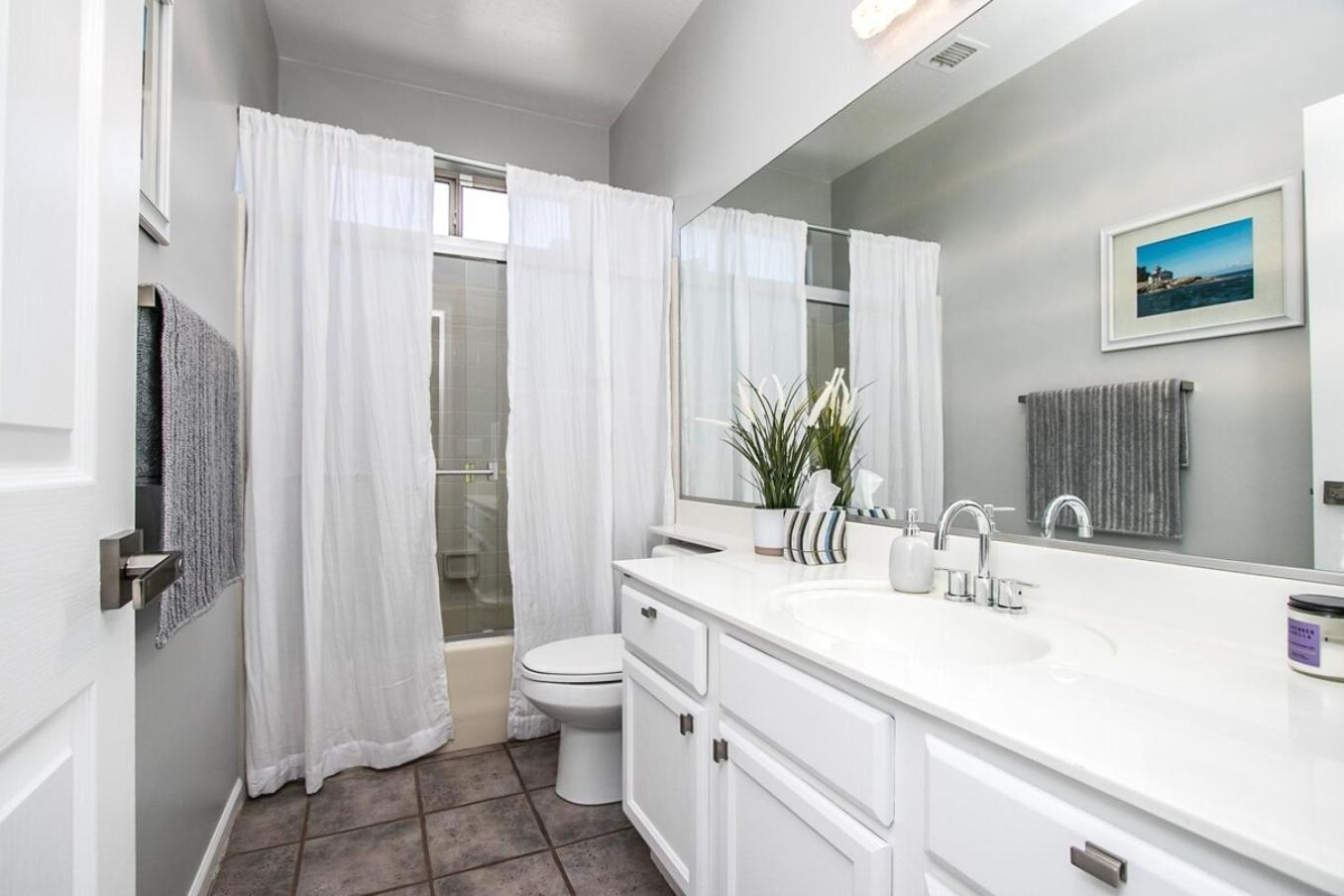 Luxury Homestyle Getaway Wpool, Gym, & Office